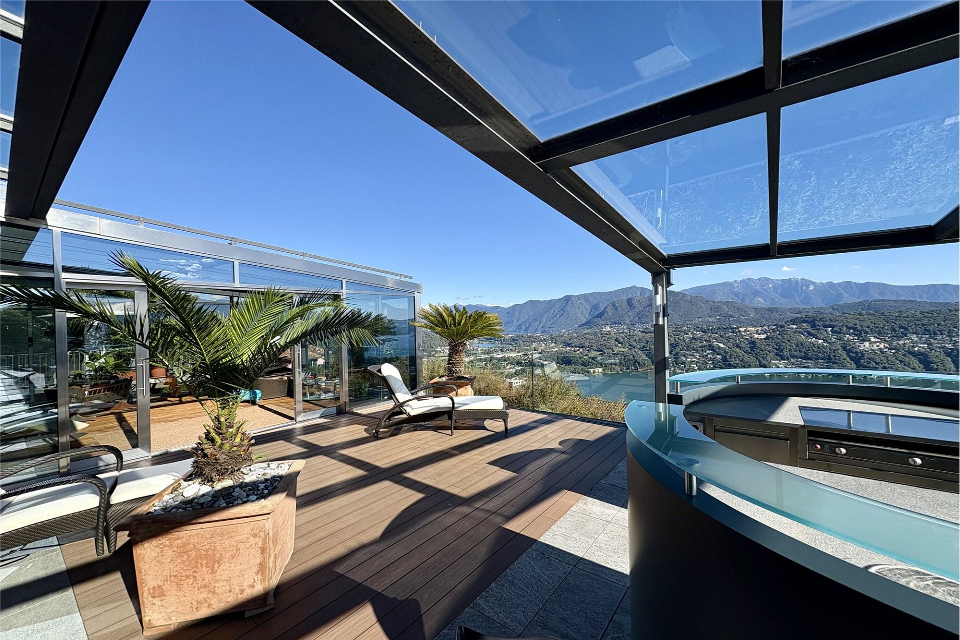 Luxuriöse Dachterrasse mit Panoramablick