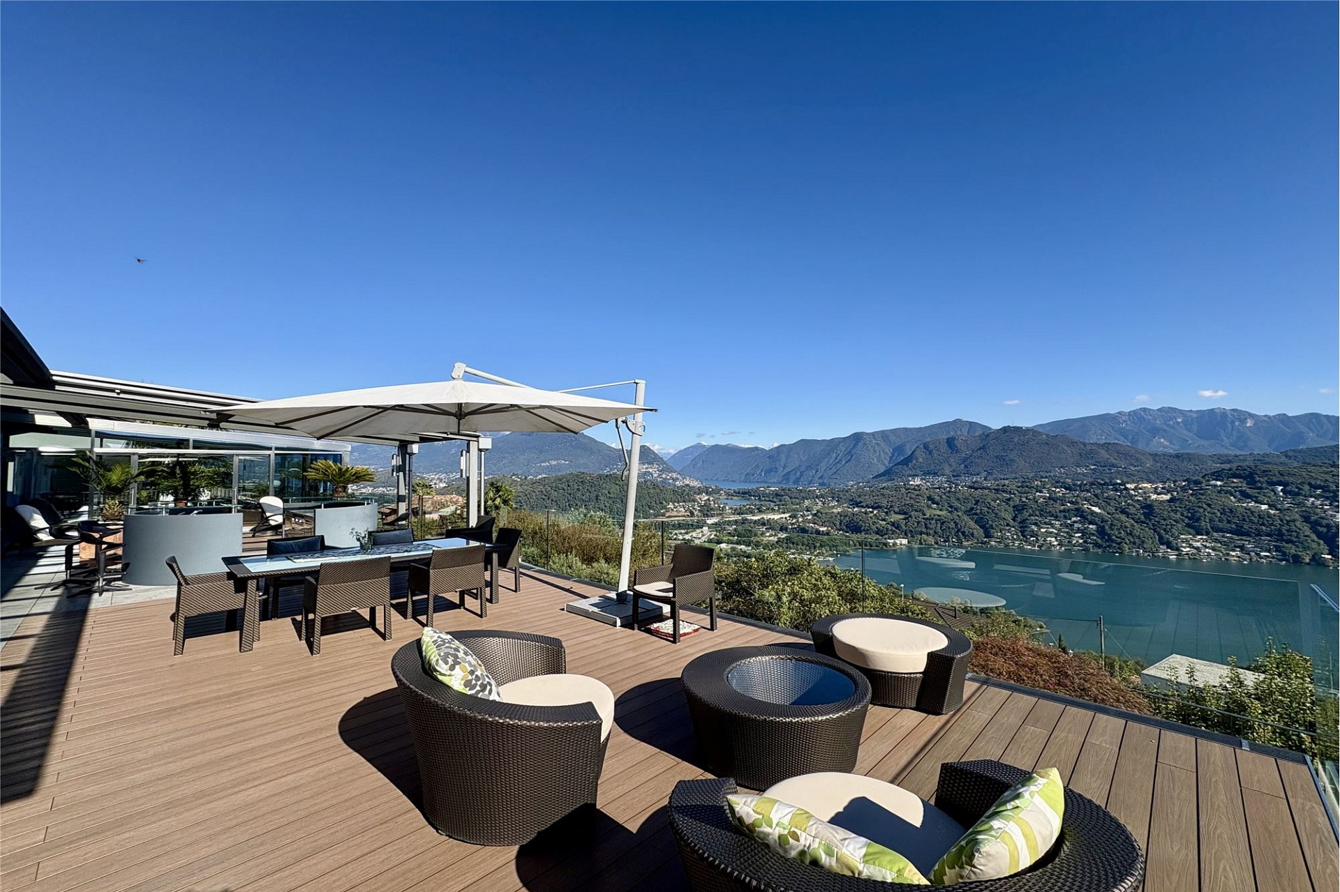 Luxuriöse Terrasse mit Seeblick