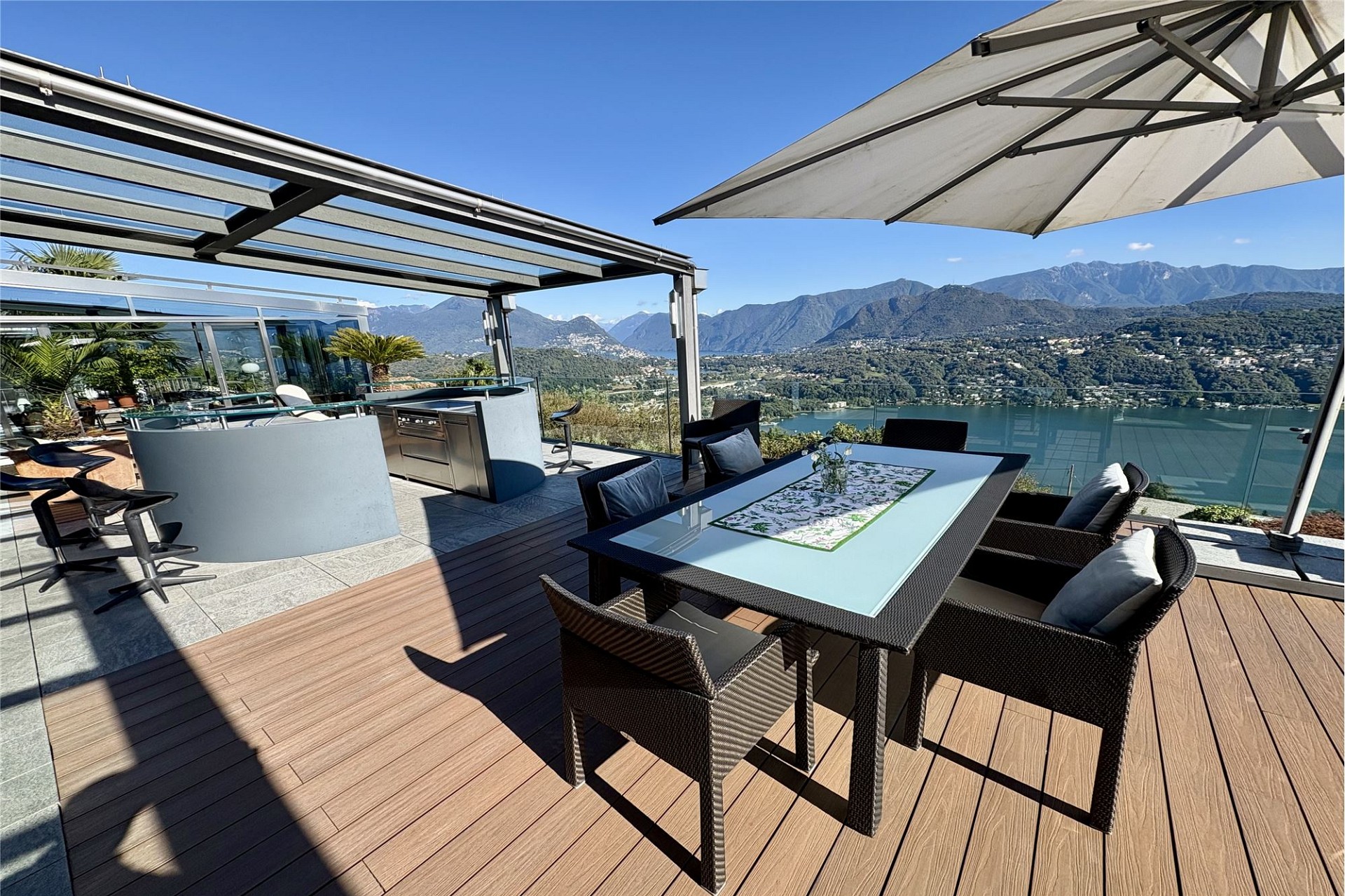 Luxuriöse Terrasse mit Seeblick