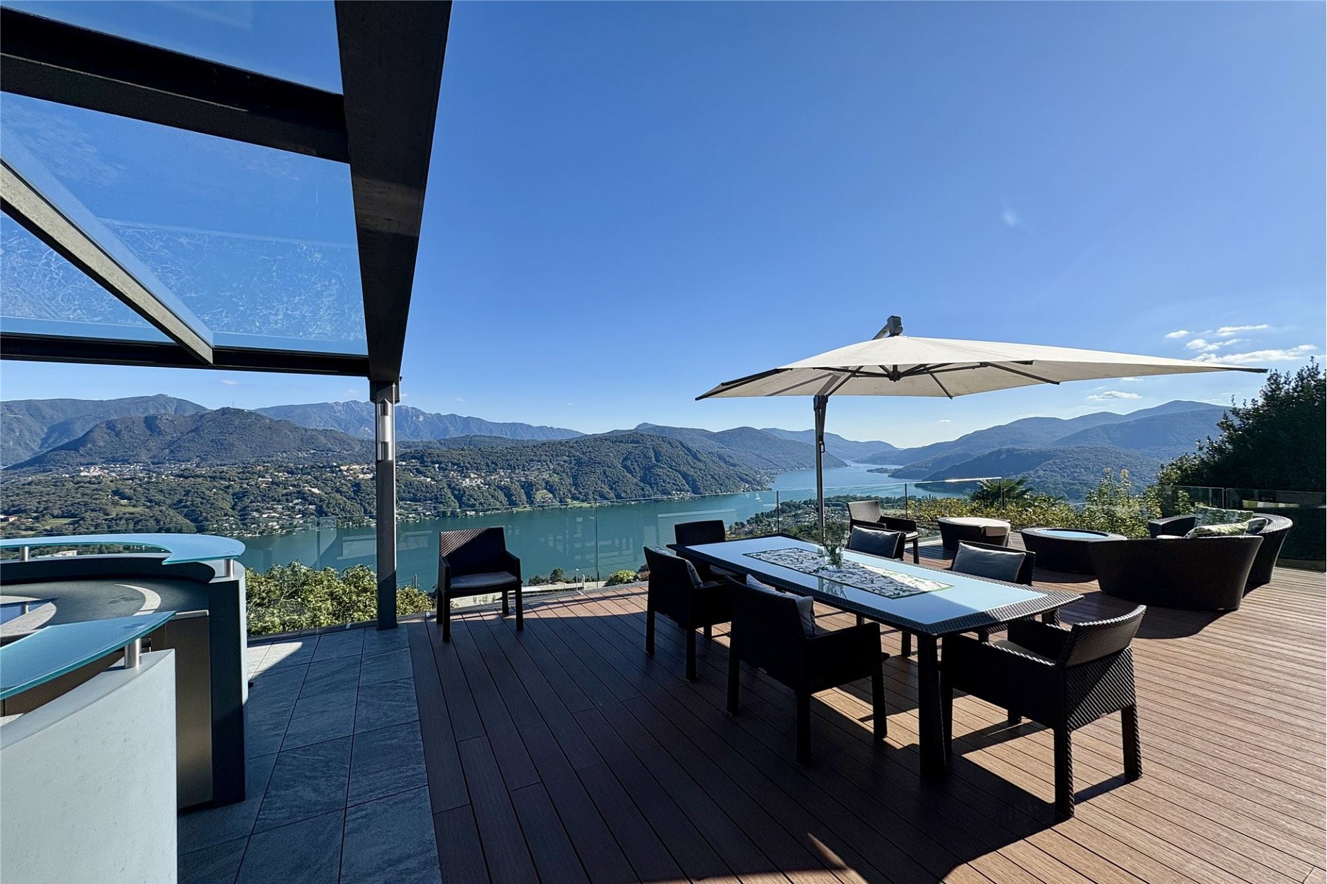 Luxuriöse Terrasse mit Seeblick