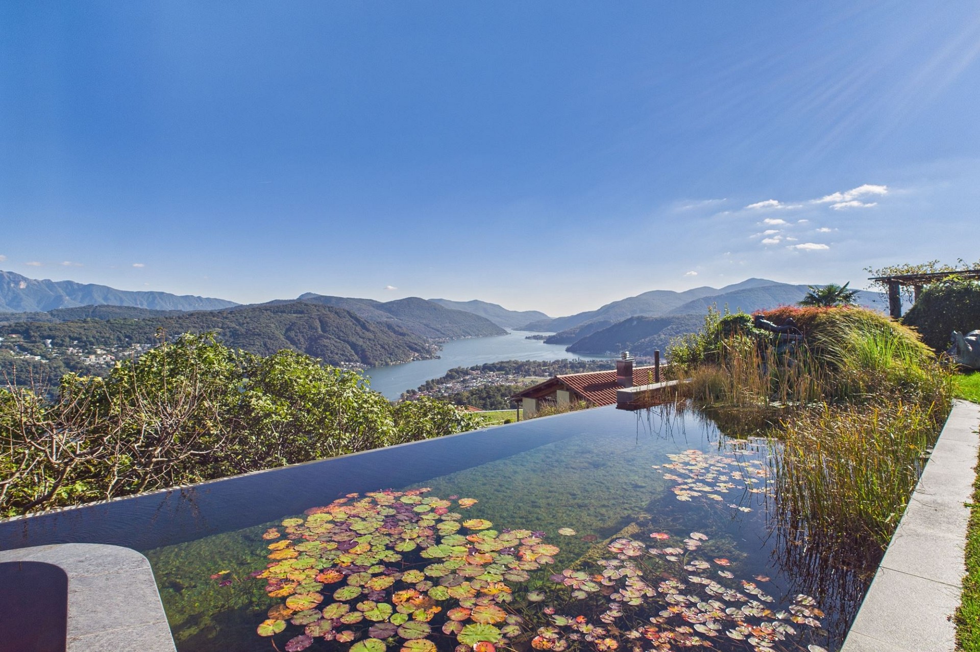 Landschafts- und Poolterrasse mit Seeblick