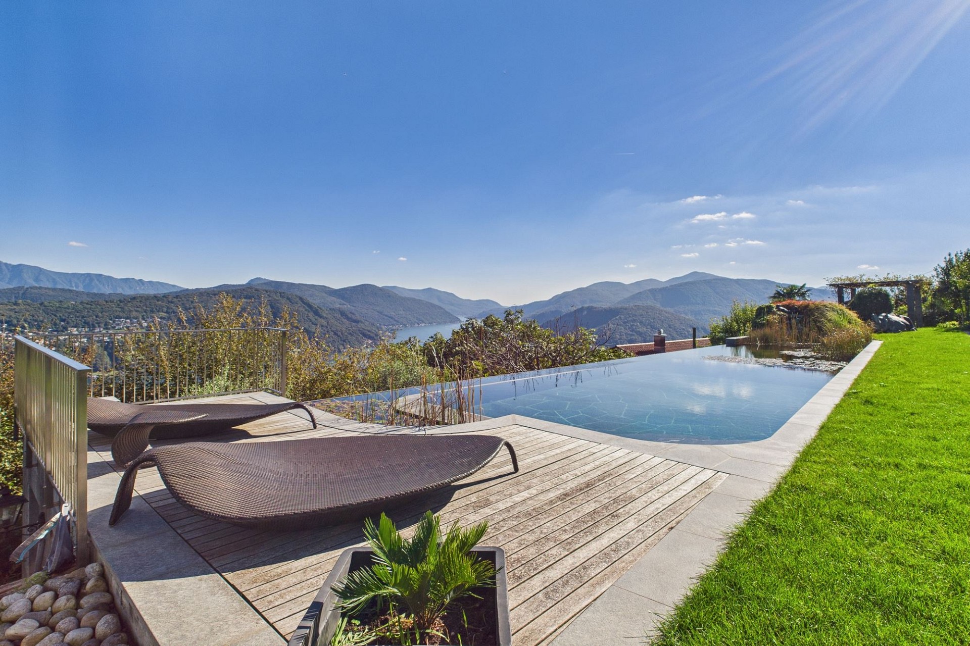 Außenbereich mit Infinity-Pool und Panoramablick