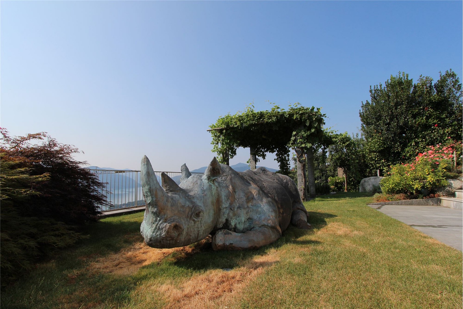 Garten mit Tier-Skulptur und Bergblick