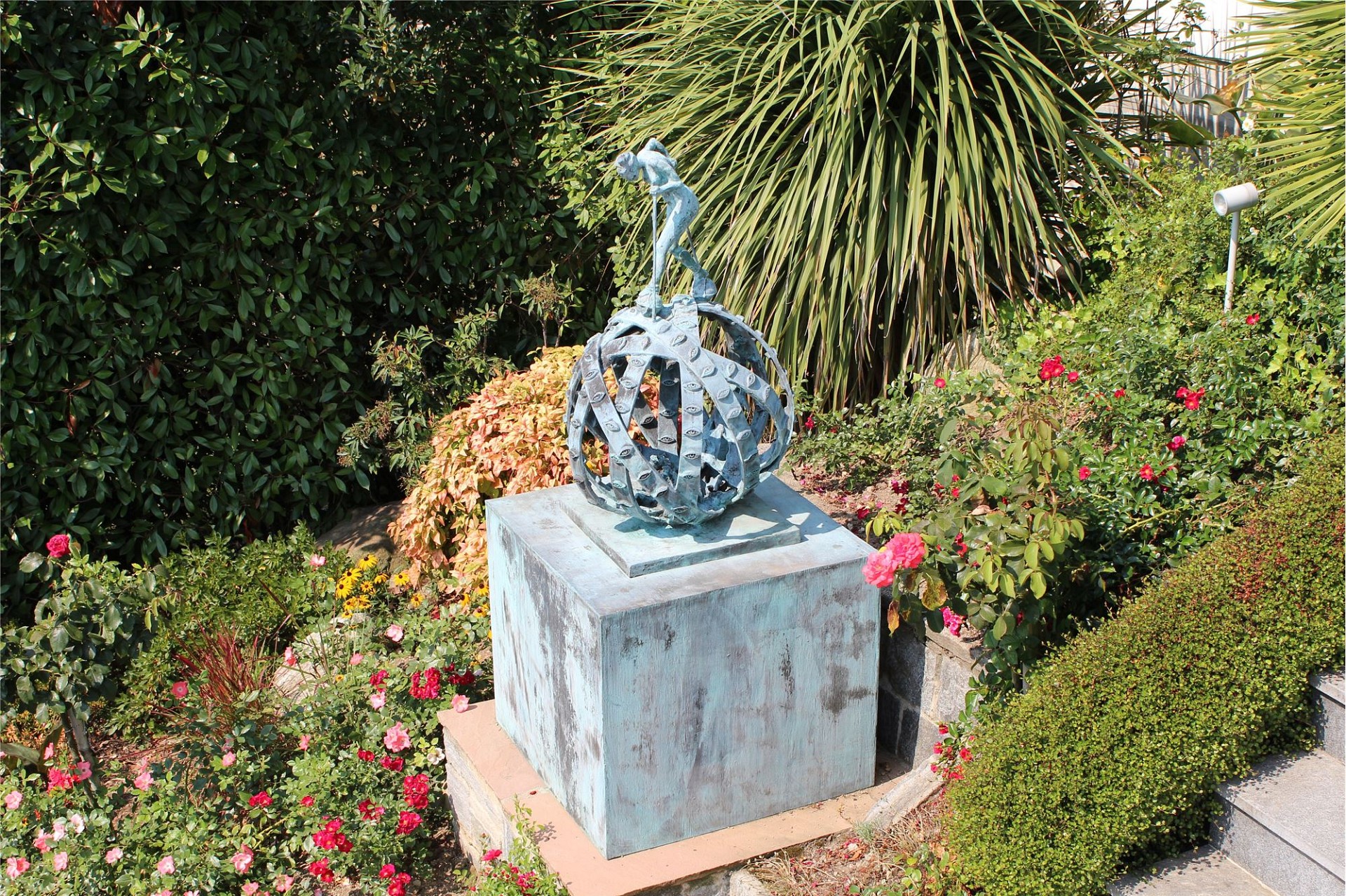 Garten mit Skulptur