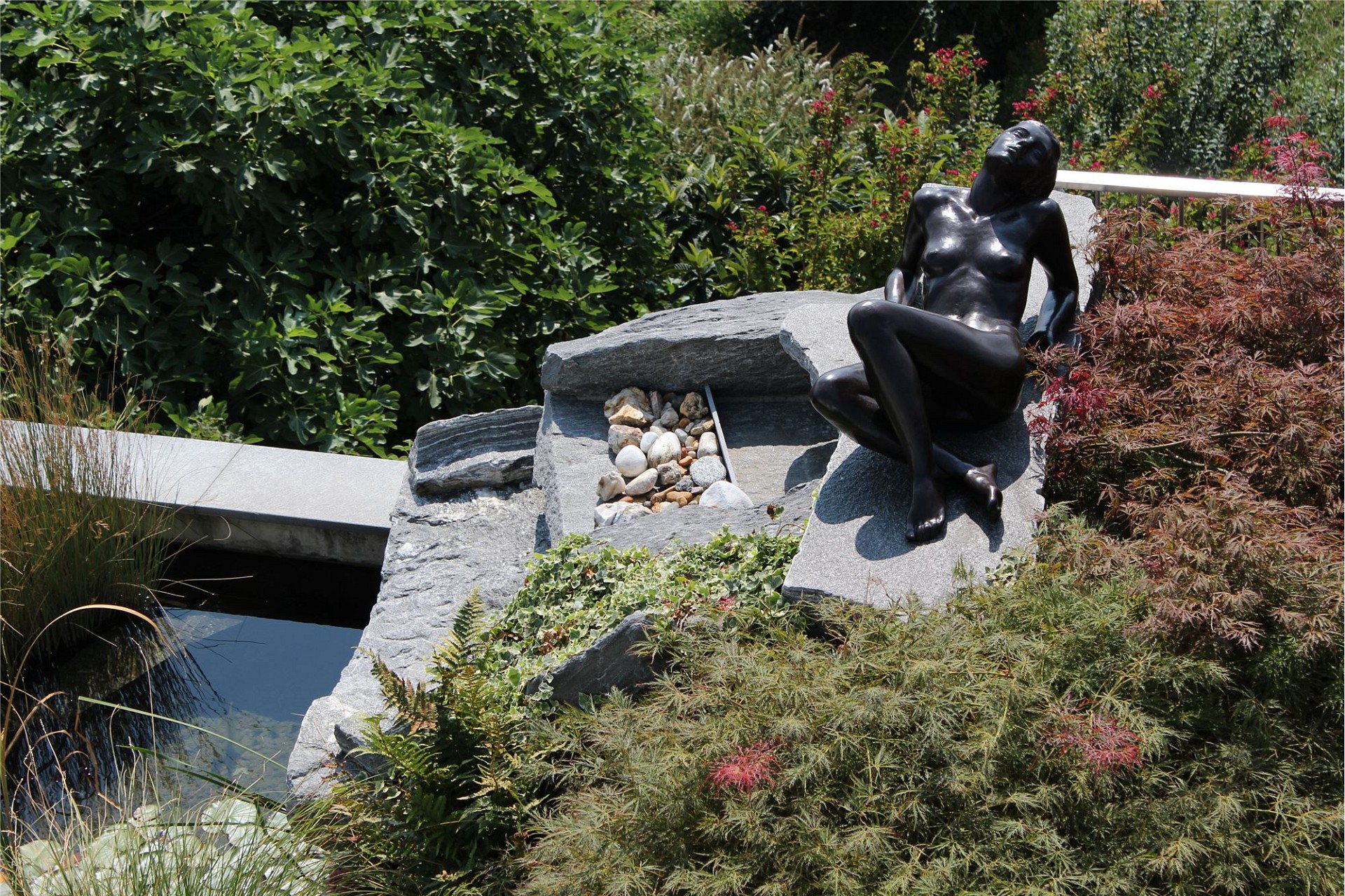Skulptur in einer Gartenanlage