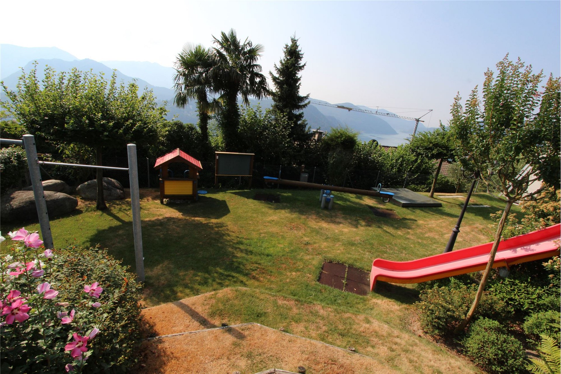 Garten mit Spielbereich und Bergblick