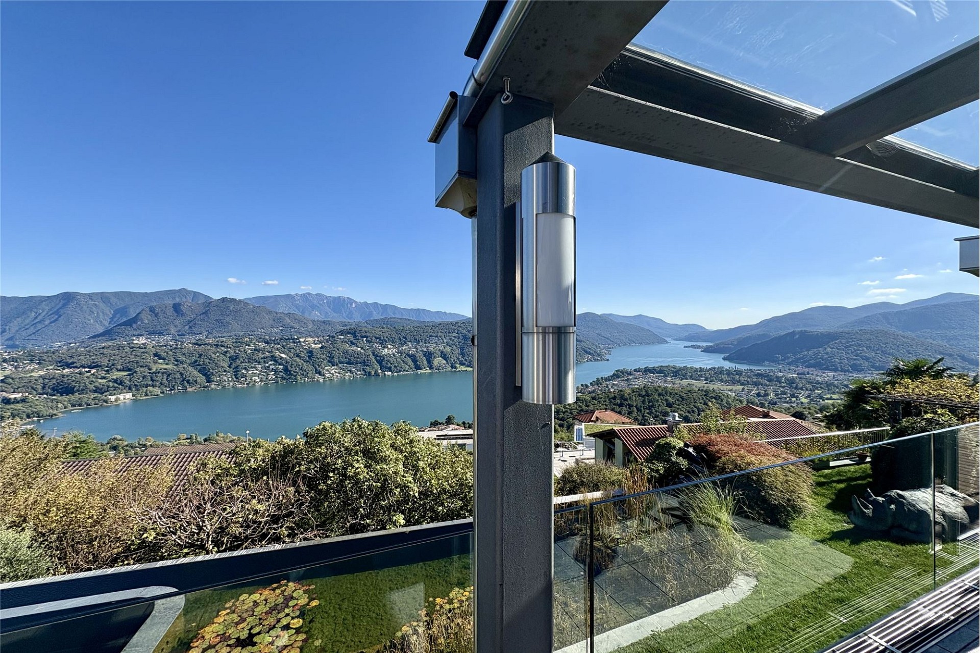 Panoramablick von einer Terrasse mit Seesicht