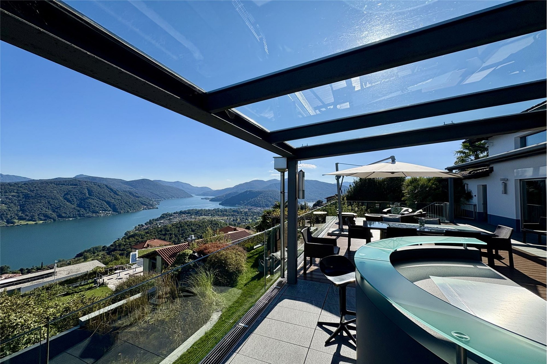 Luxuriöse Dachterrasse mit Seeblick