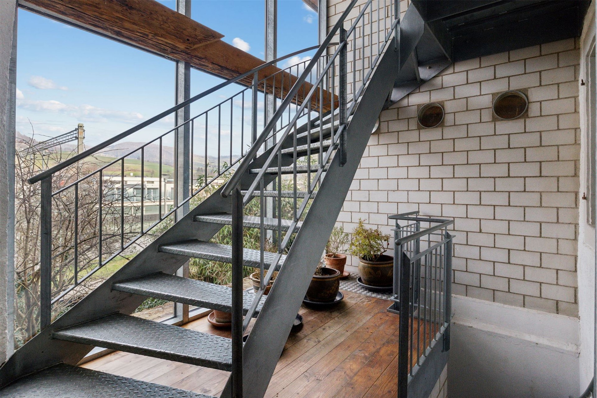 Industrielles Treppenhaus mit Panoramafenstern