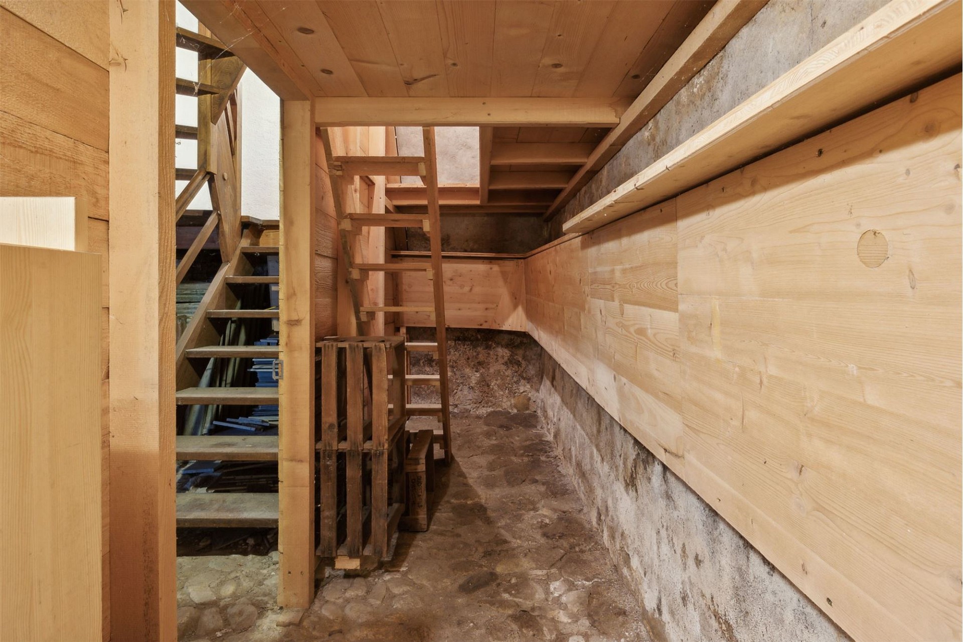 Kellerraum mit Holztreppe
