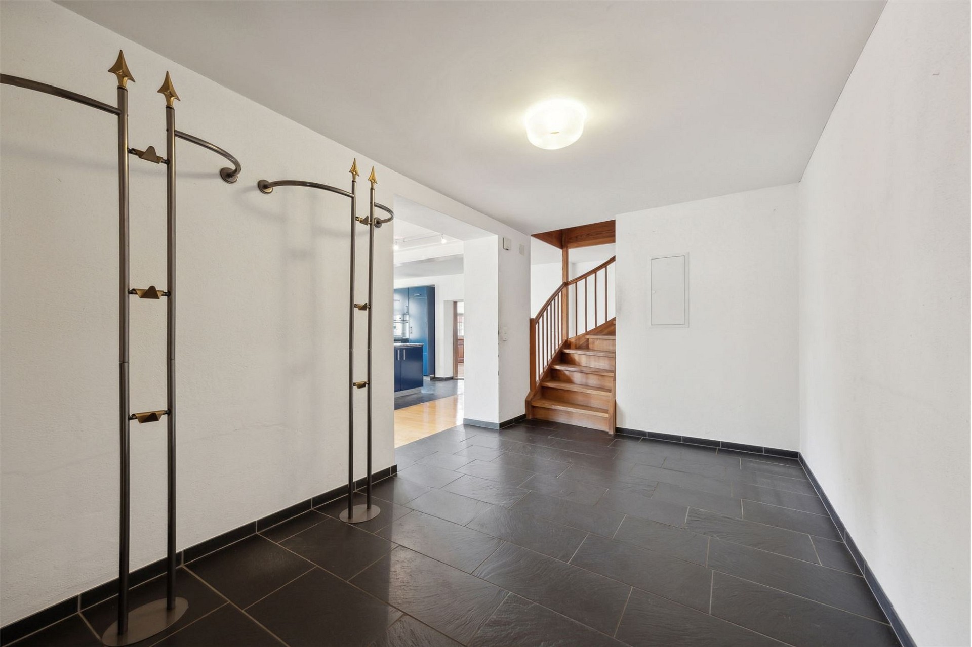 Heller Eingangsbereich mit Treppe und Flur