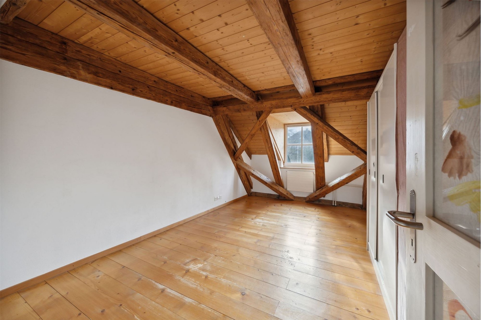 Dachzimmer mit sichtbarer Holzkonstruktion