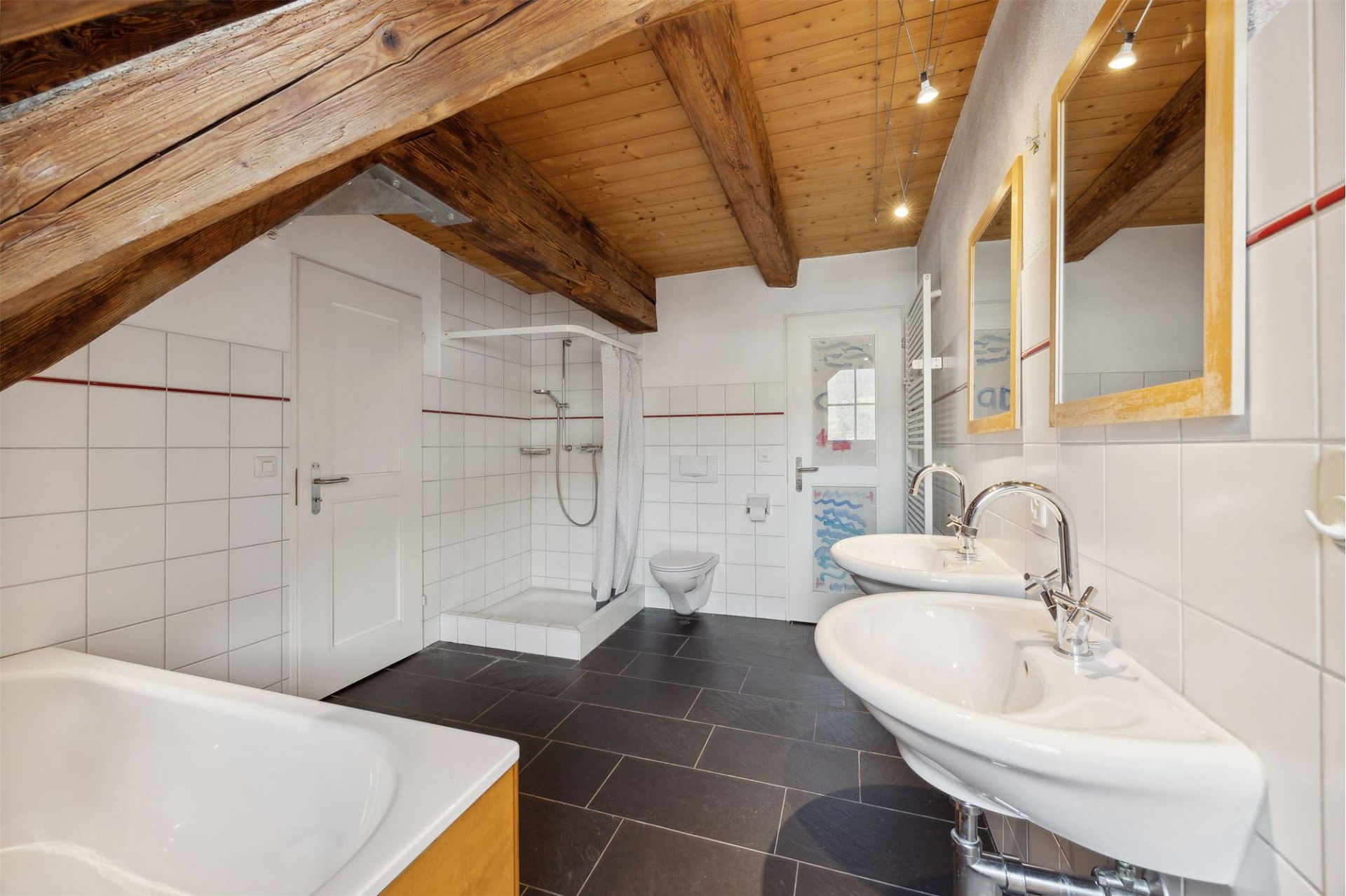 Modernes Dachgeschoss-Badezimmer mit sichtbaren Holzbalken