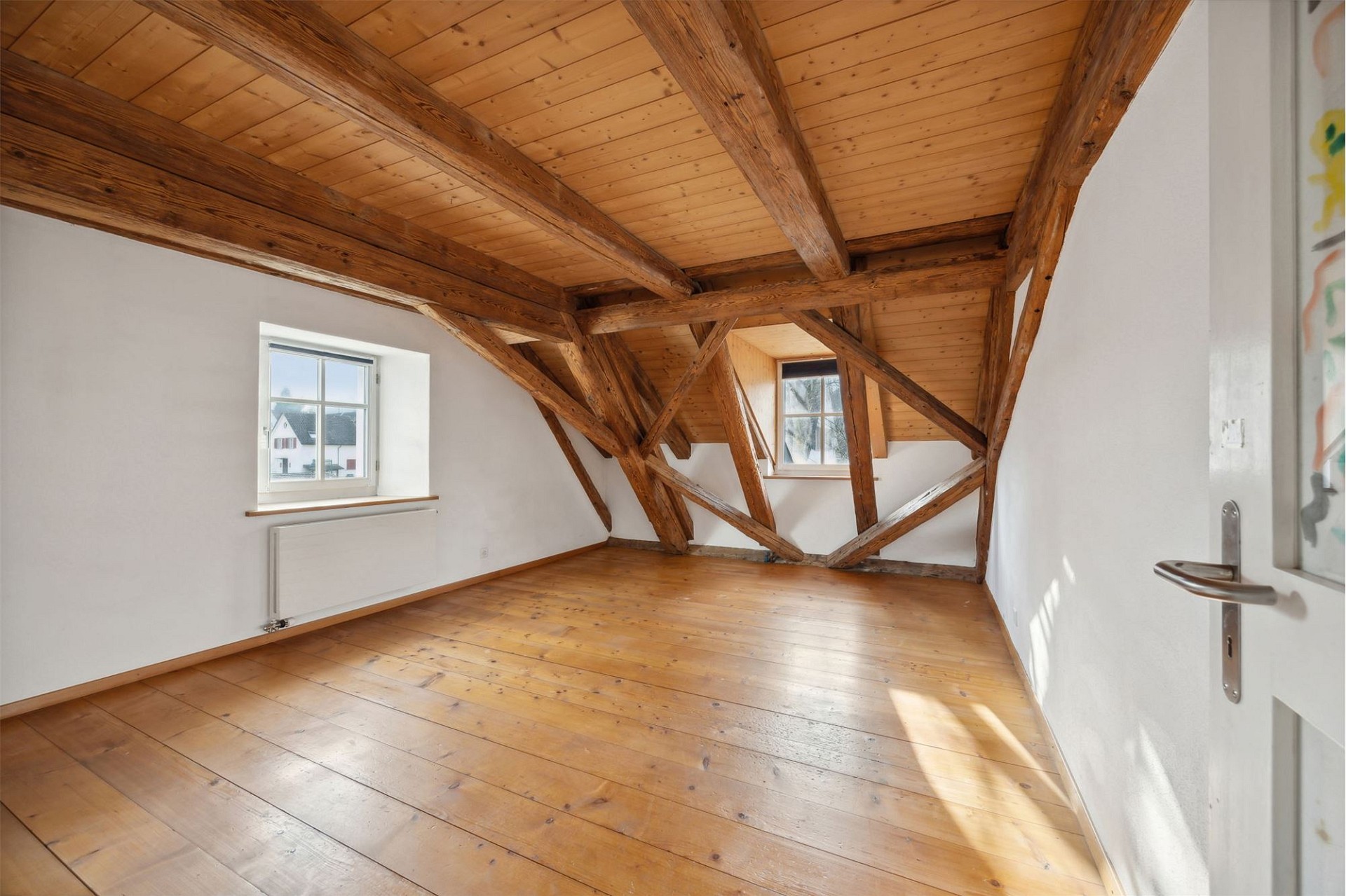 Heller Dachraum mit sichtbaren Holzbalken