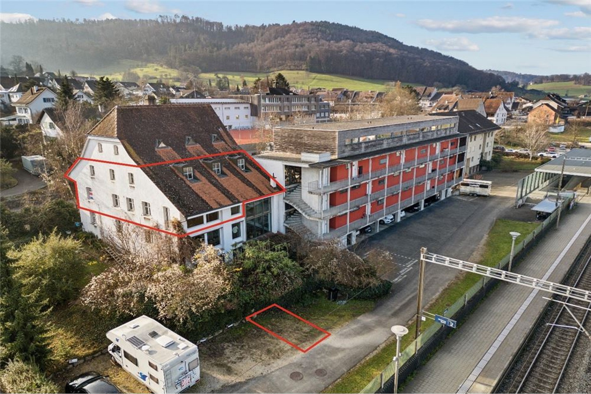Drohnenaufnahme eines Gebäudekomplexes mit Hanglage