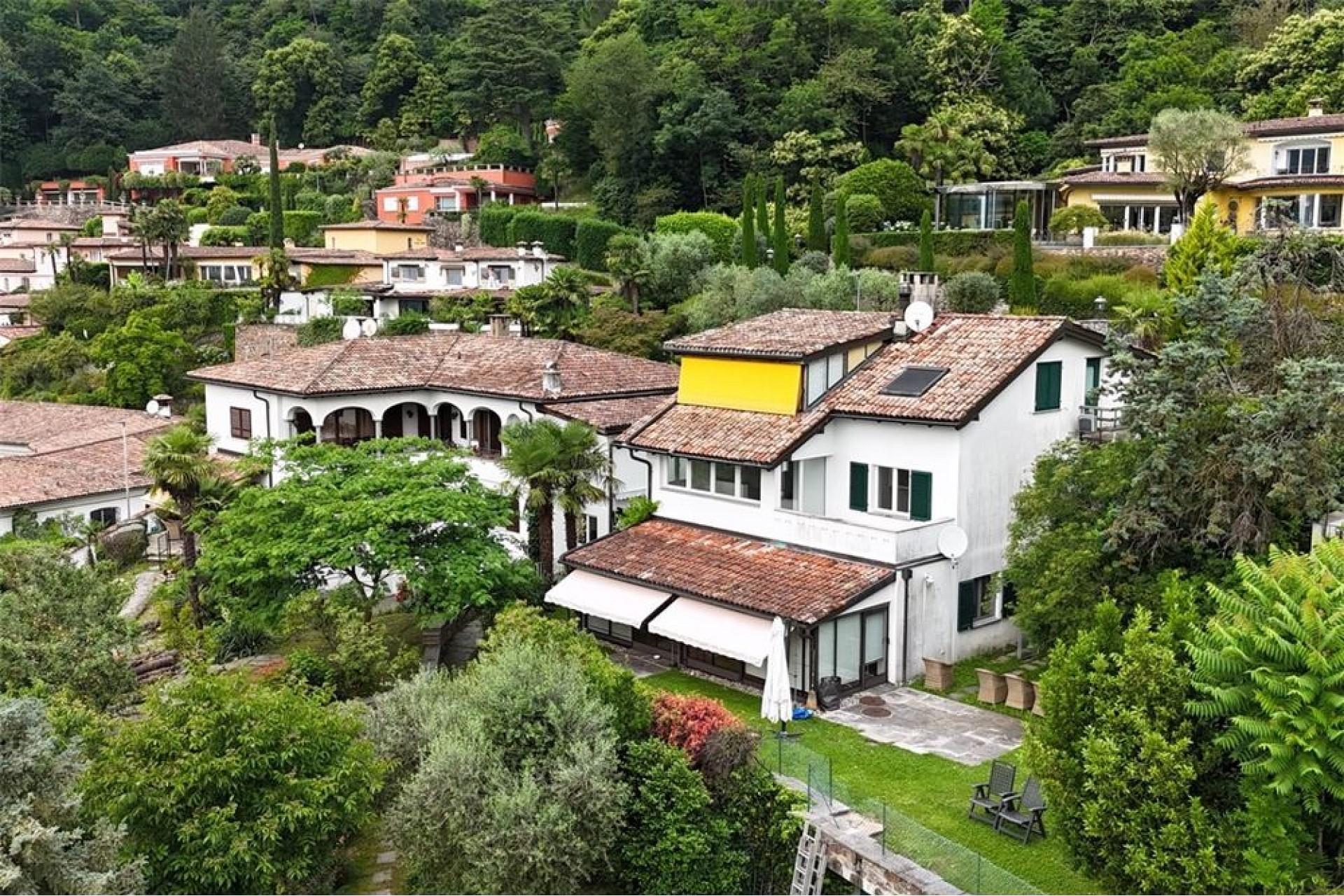 Hügeliges Wohngebiet mit mediterranen Häusern