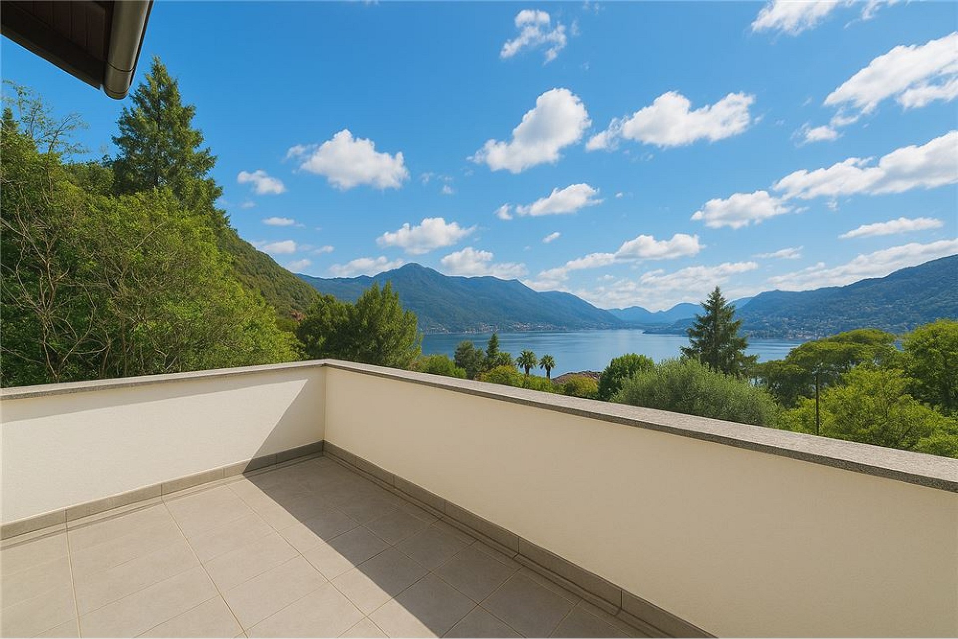 Balkon mit Seeblick und Bergen