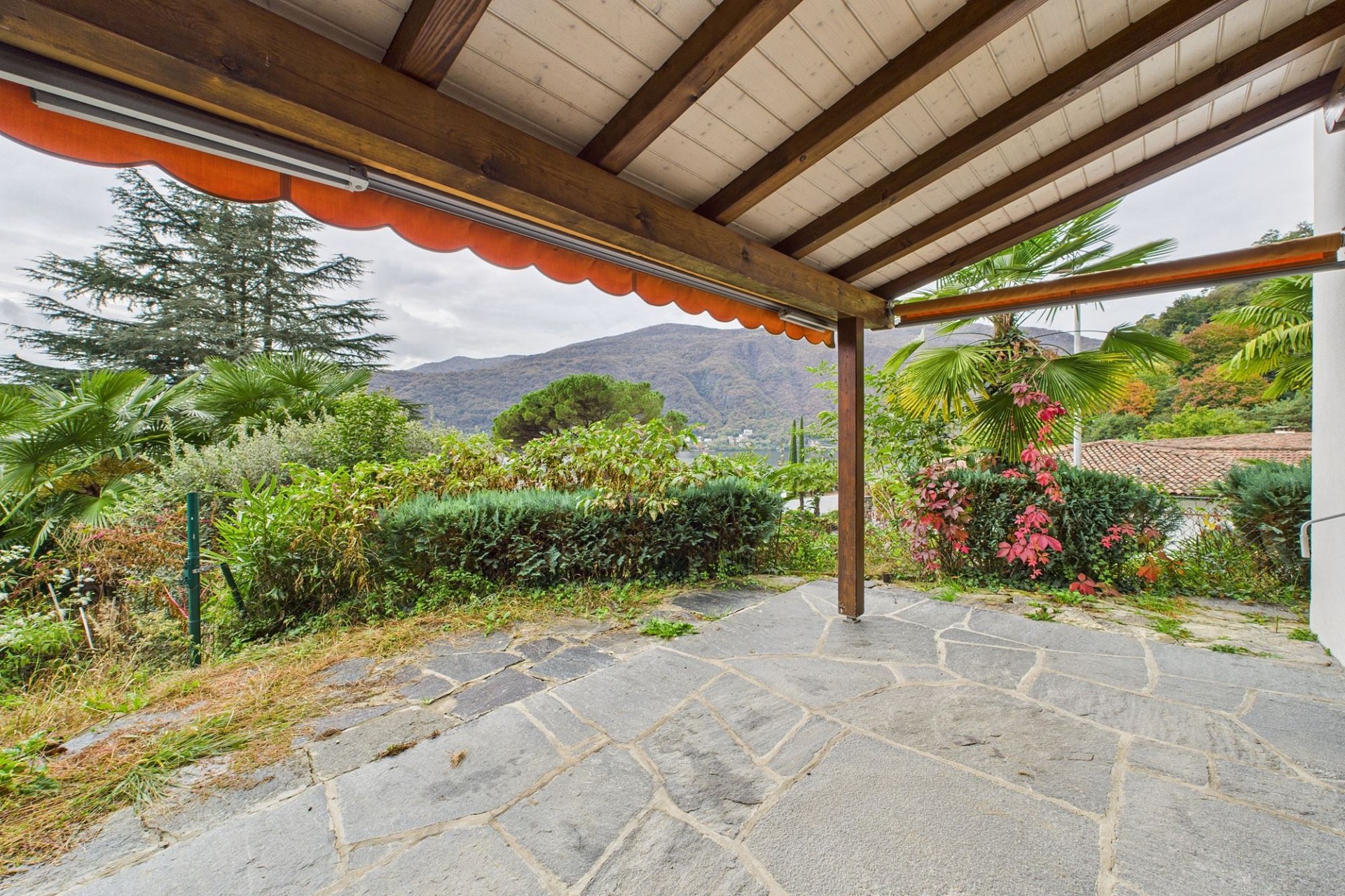 Überdachte Terrasse mit Bergblick