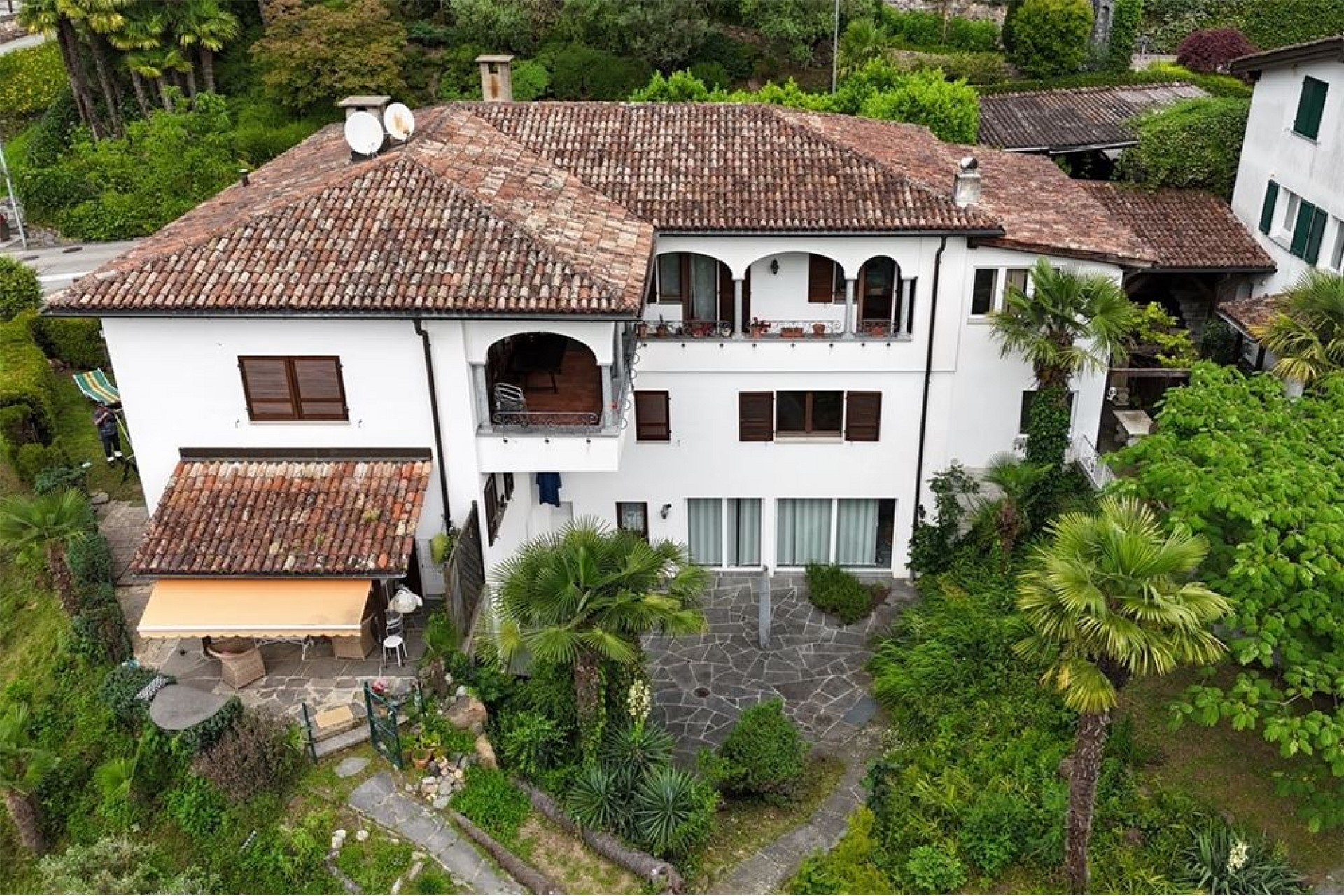 Luftaufnahme eines mediterranen Wohnhauses mit großem Garten