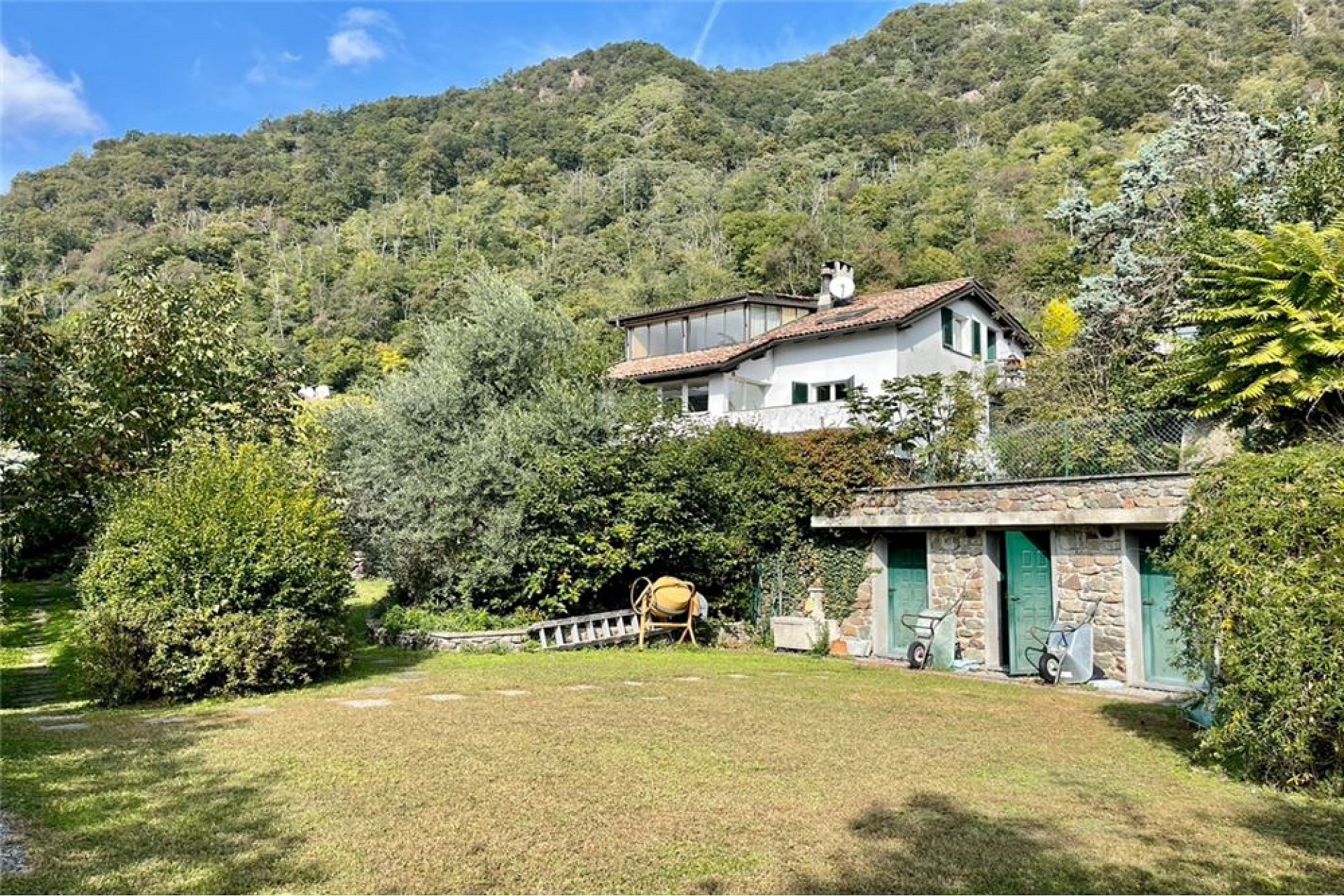Haus mit Garten und Bergkulisse