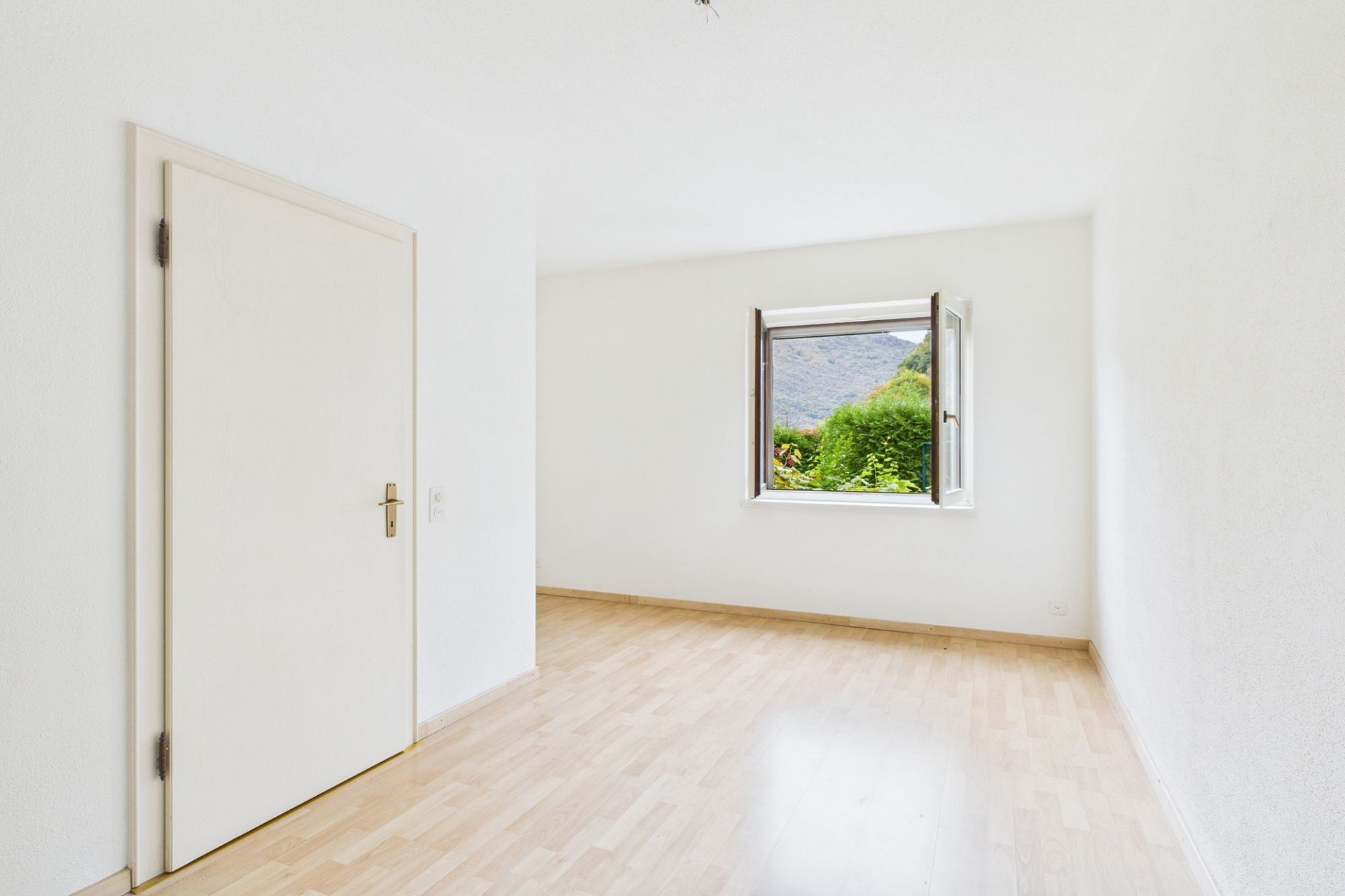 Heller leerer Raum mit Fensterblick