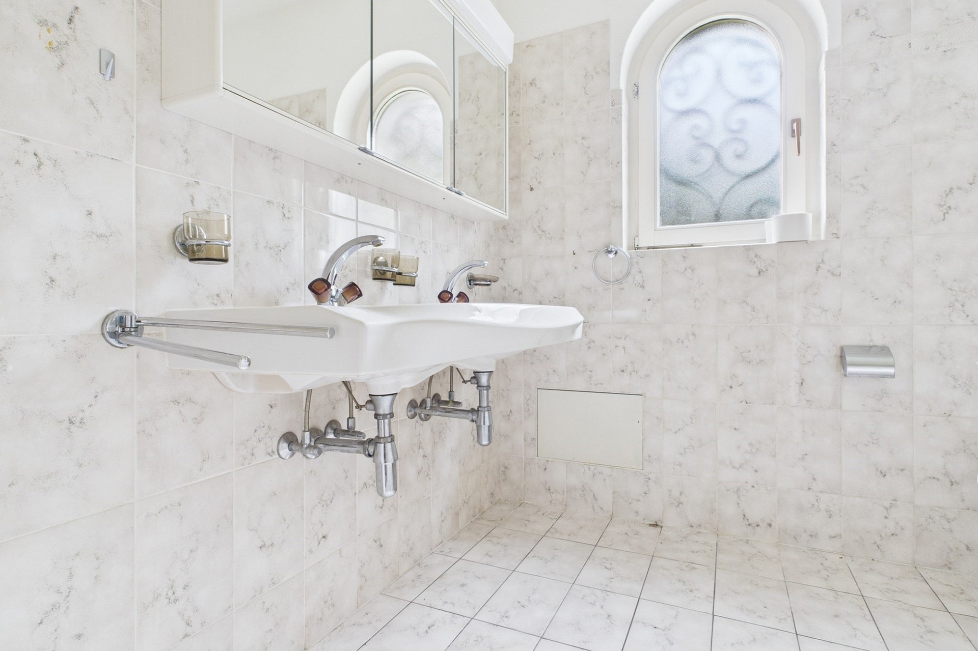 Helles Badezimmer mit Waschbecken und Fenster