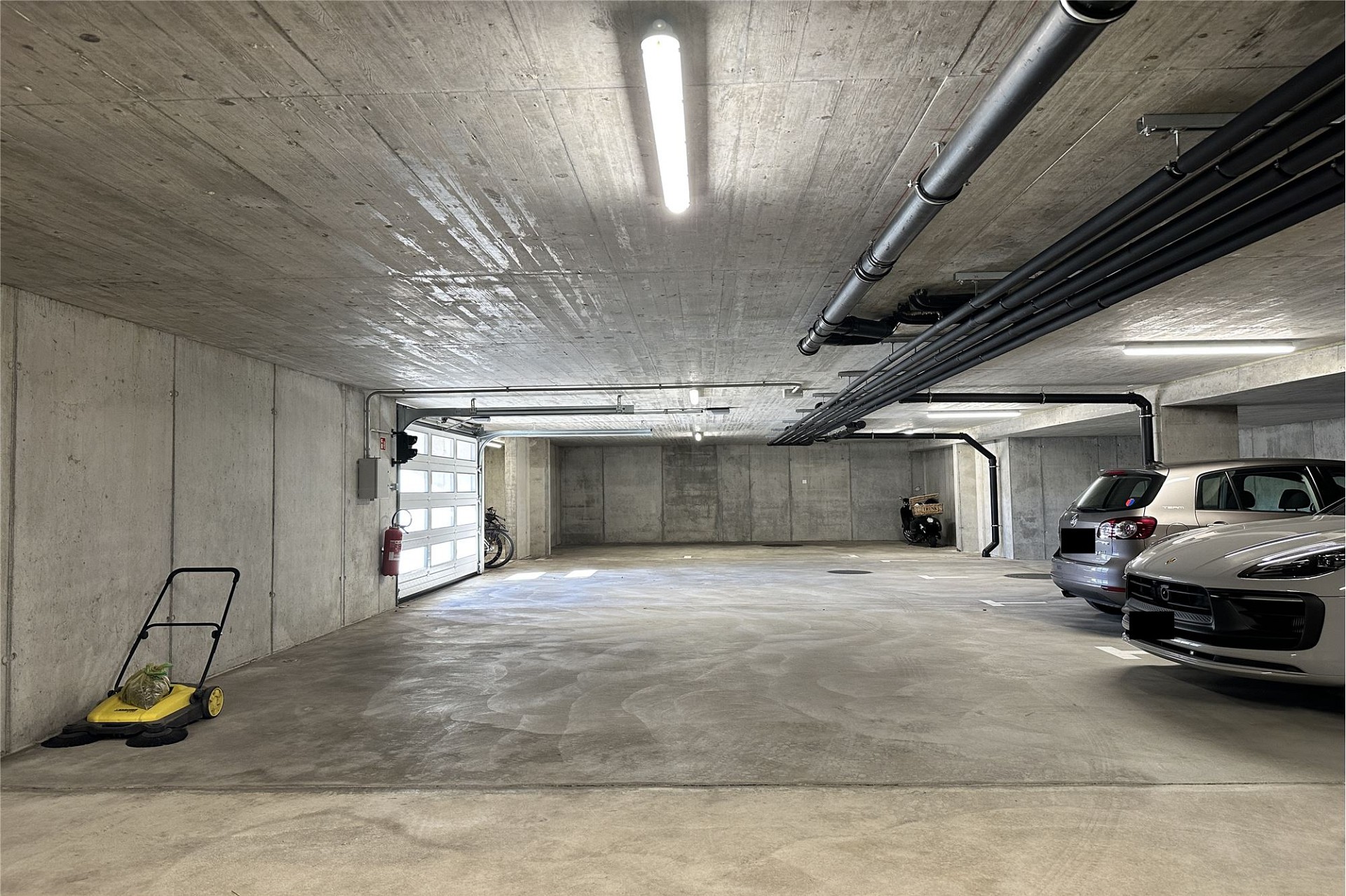 Tiefgarage mit Betonoberflächen