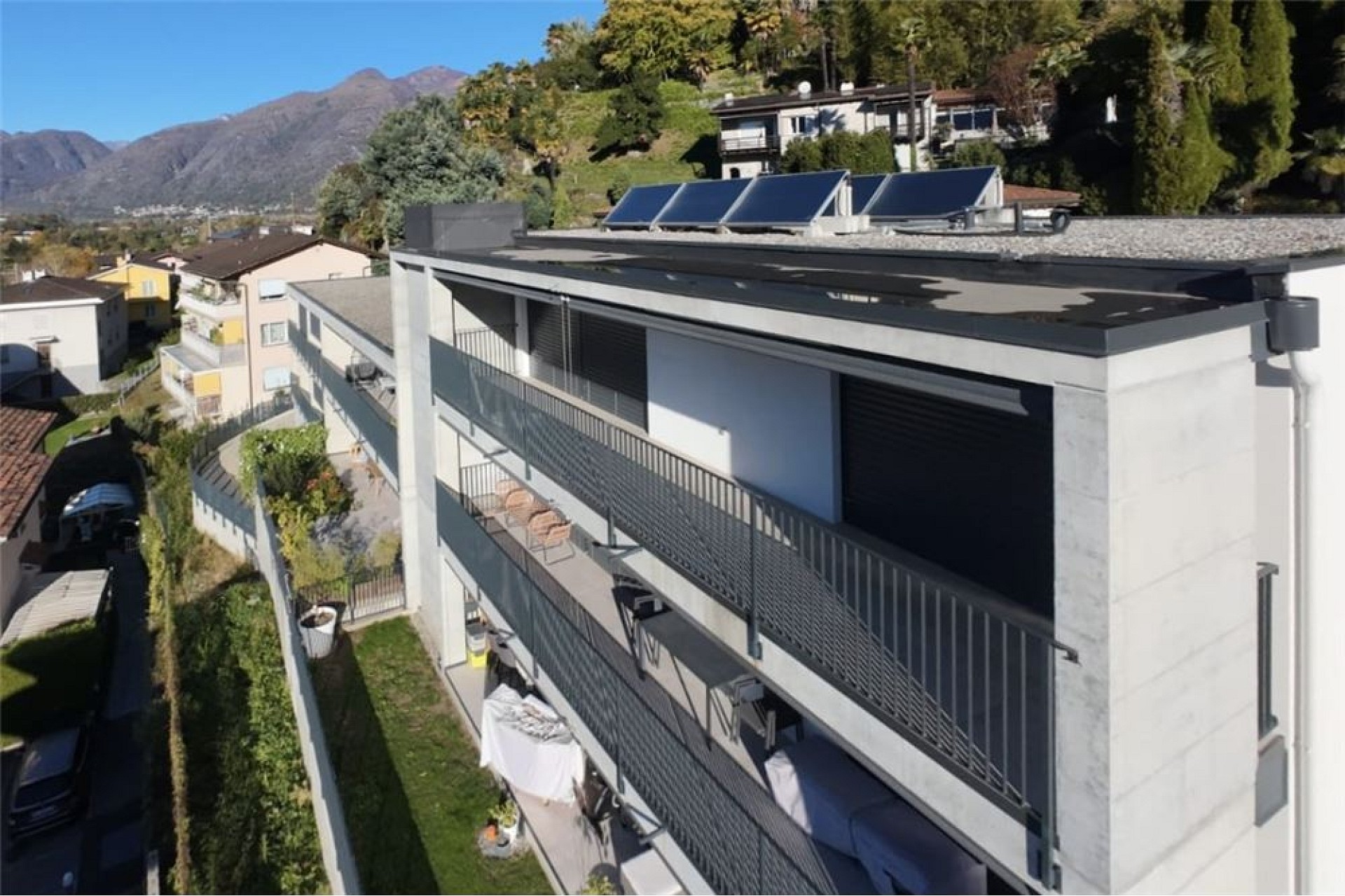 Moderne Wohnanlage mit Dachterrasse und Solarpanelen