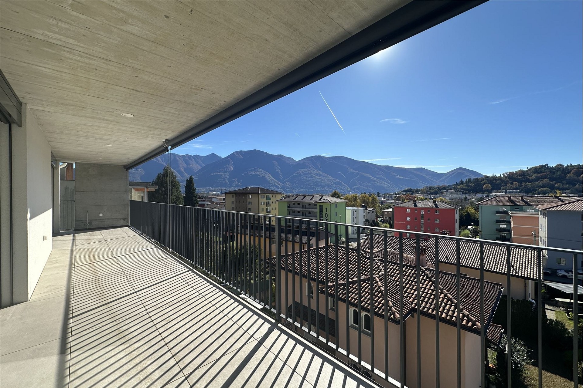 Großer Balkon mit Bergblick