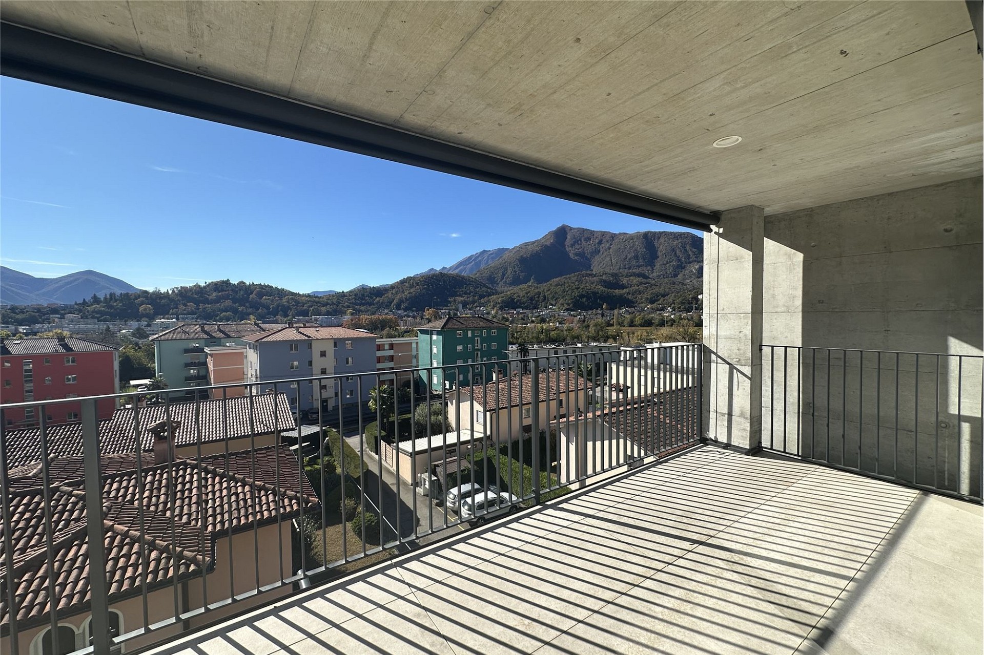 Überdachter Balkon mit Bergblick