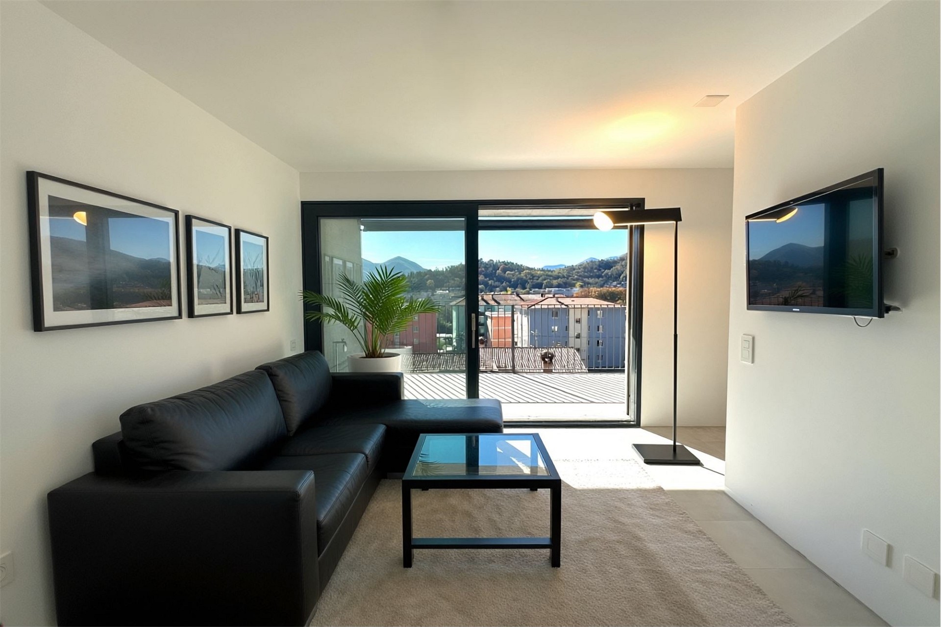 Modernes Wohnzimmer mit Bergblick