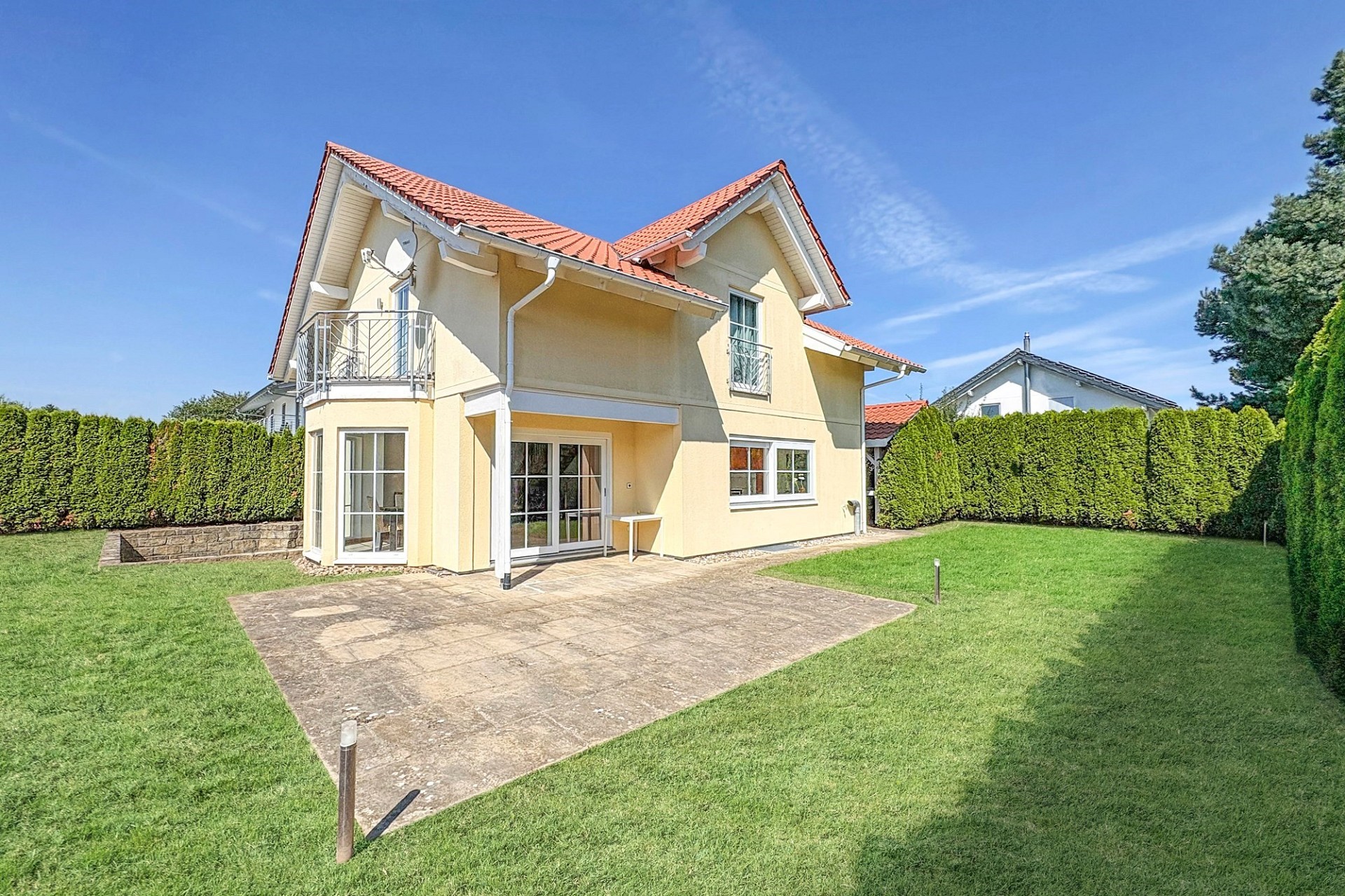 Einfamilienhaus mit Garten und Terrasse