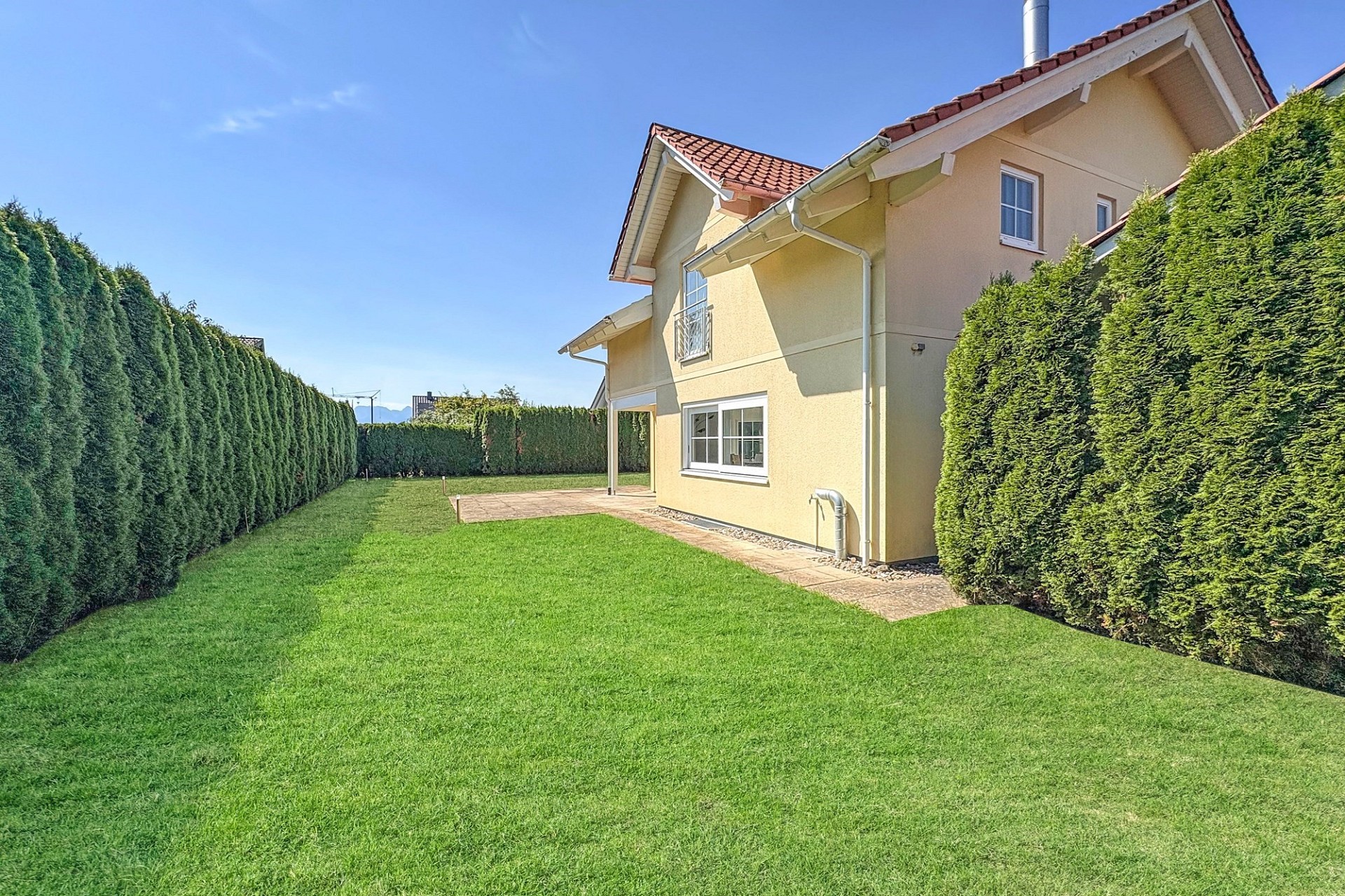Gepflegter Garten mit Einfamilienhaus