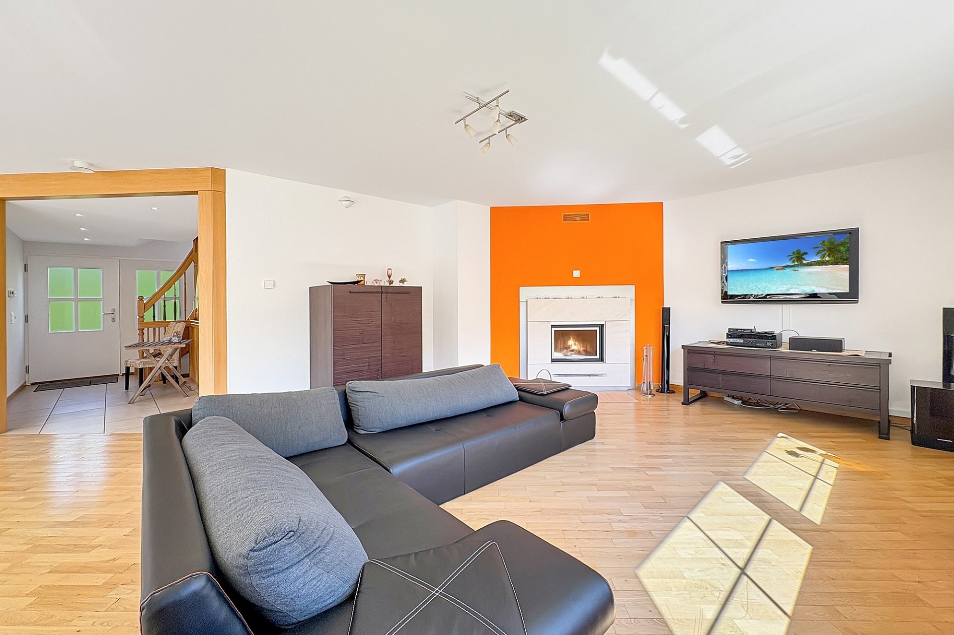 Helles Wohnzimmer mit Kamin und offener Raumwirkung