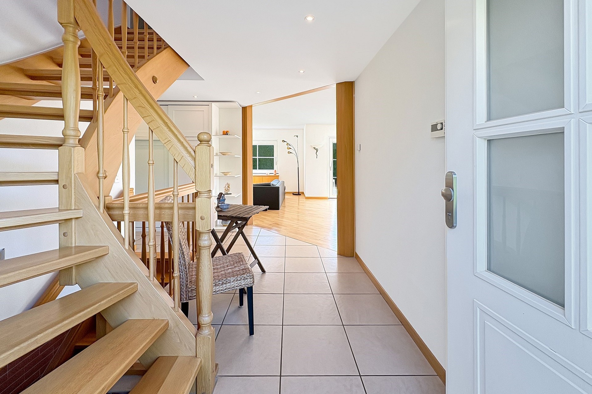 Heller Eingangsbereich mit Treppe