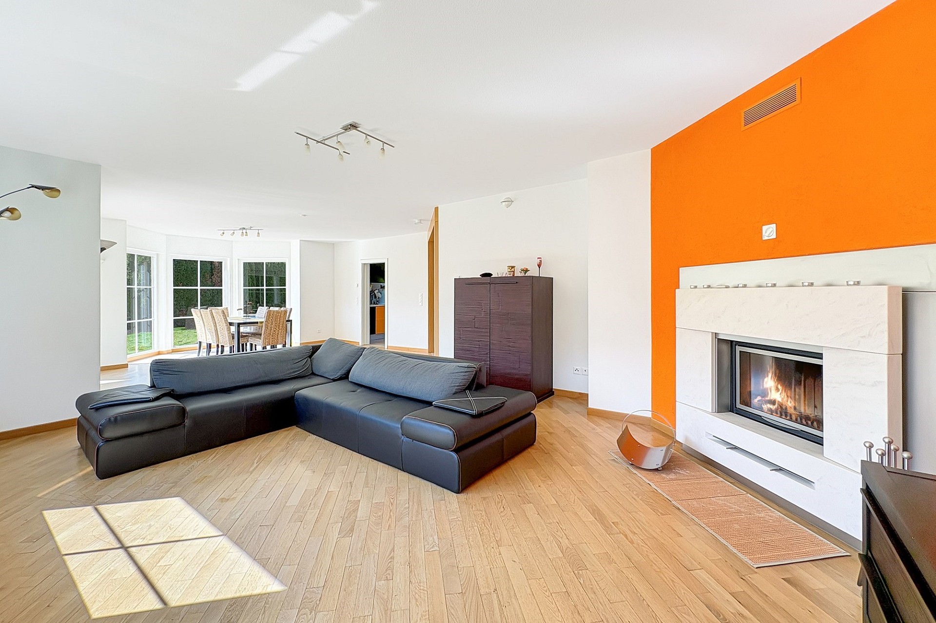 Helles Wohn-Esszimmer mit Kamin