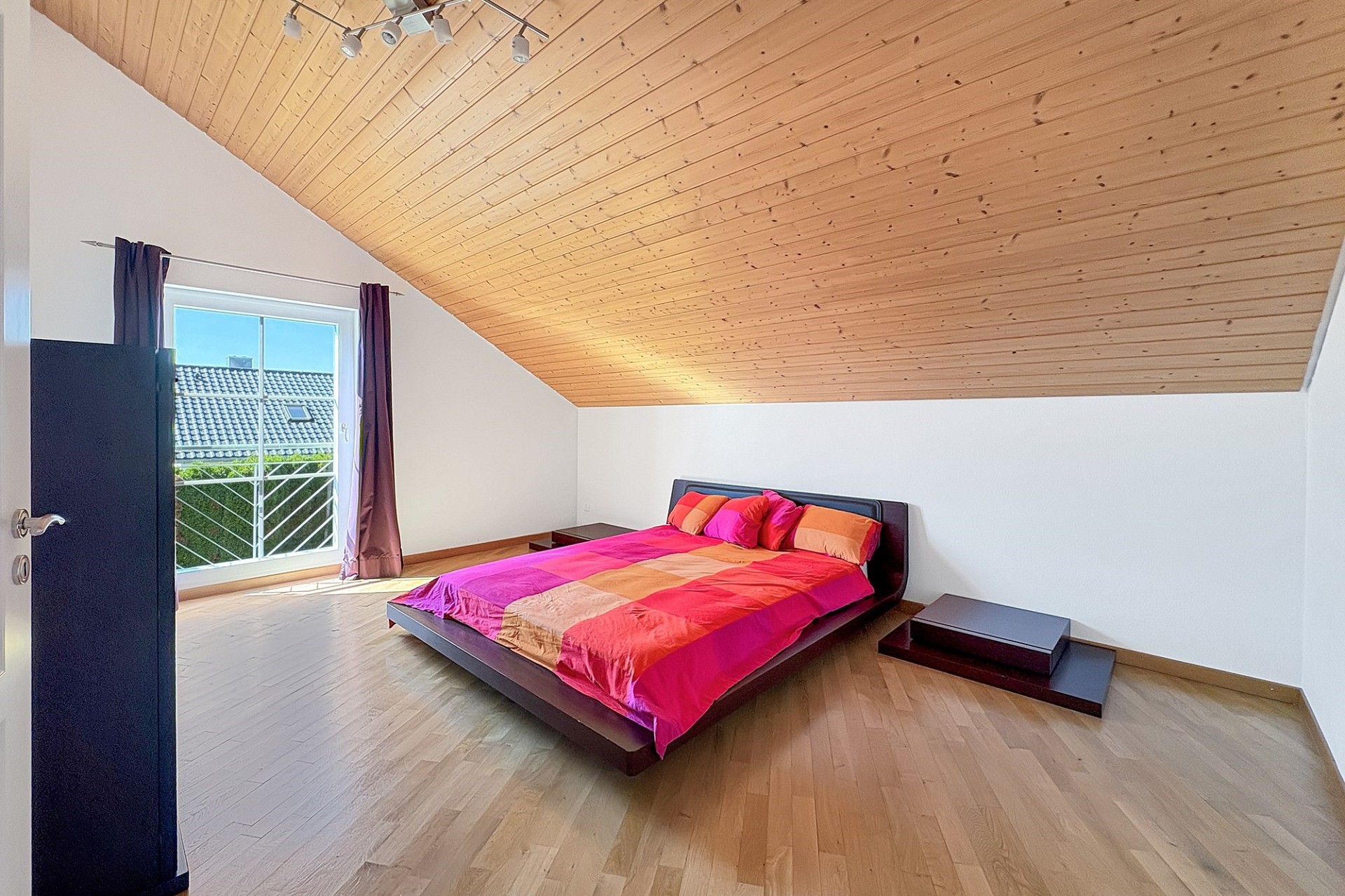 Helles Schlafzimmer mit Holzdecke