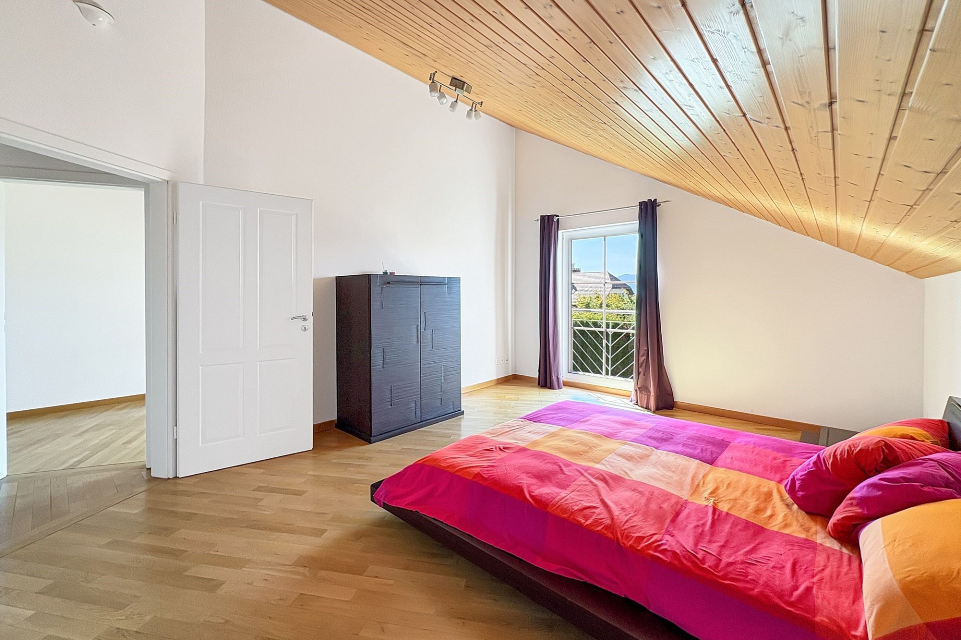 Helles Schlafzimmer mit Dachschräge