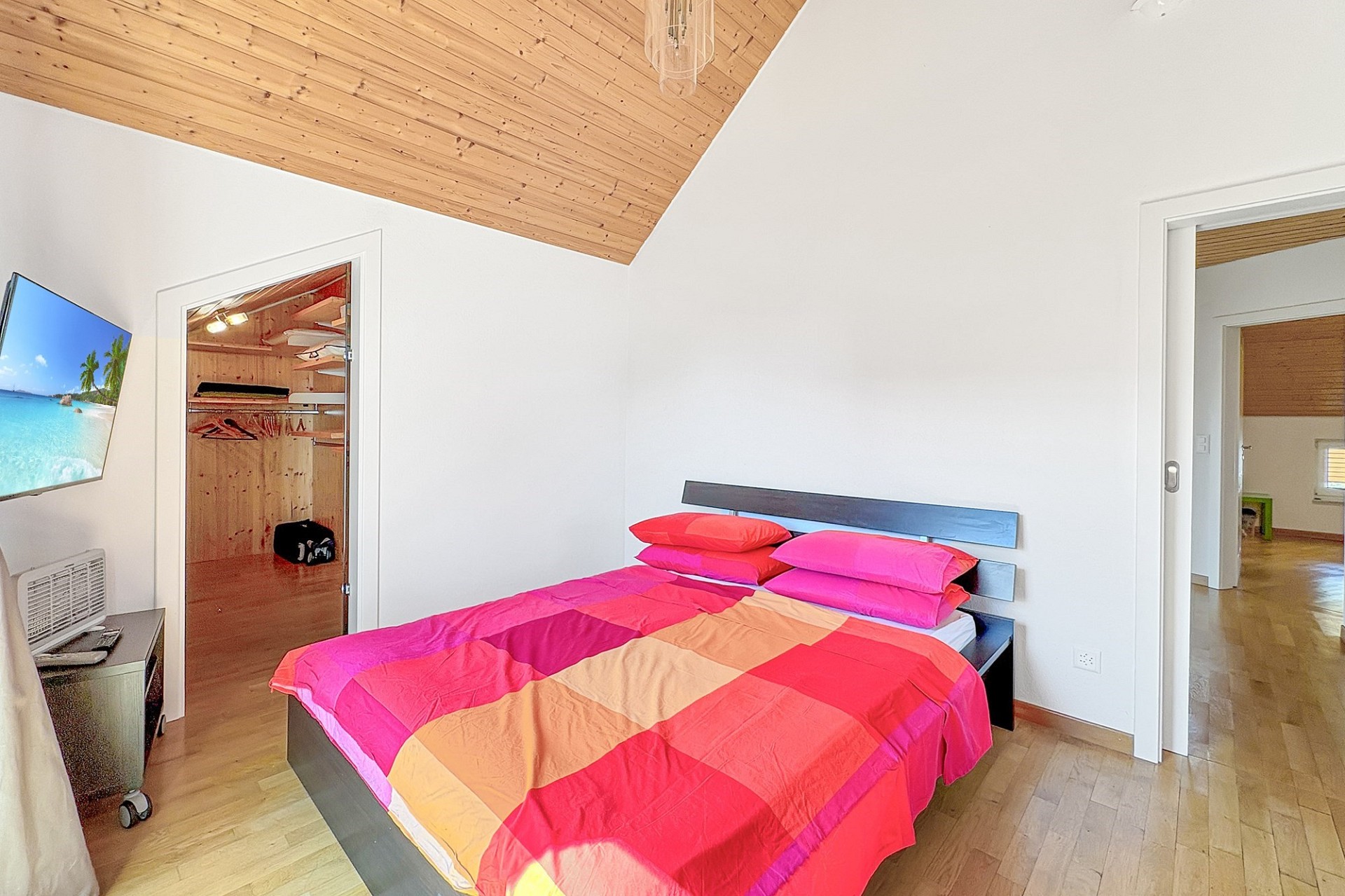 Helles Schlafzimmer mit Holzbalkendecke