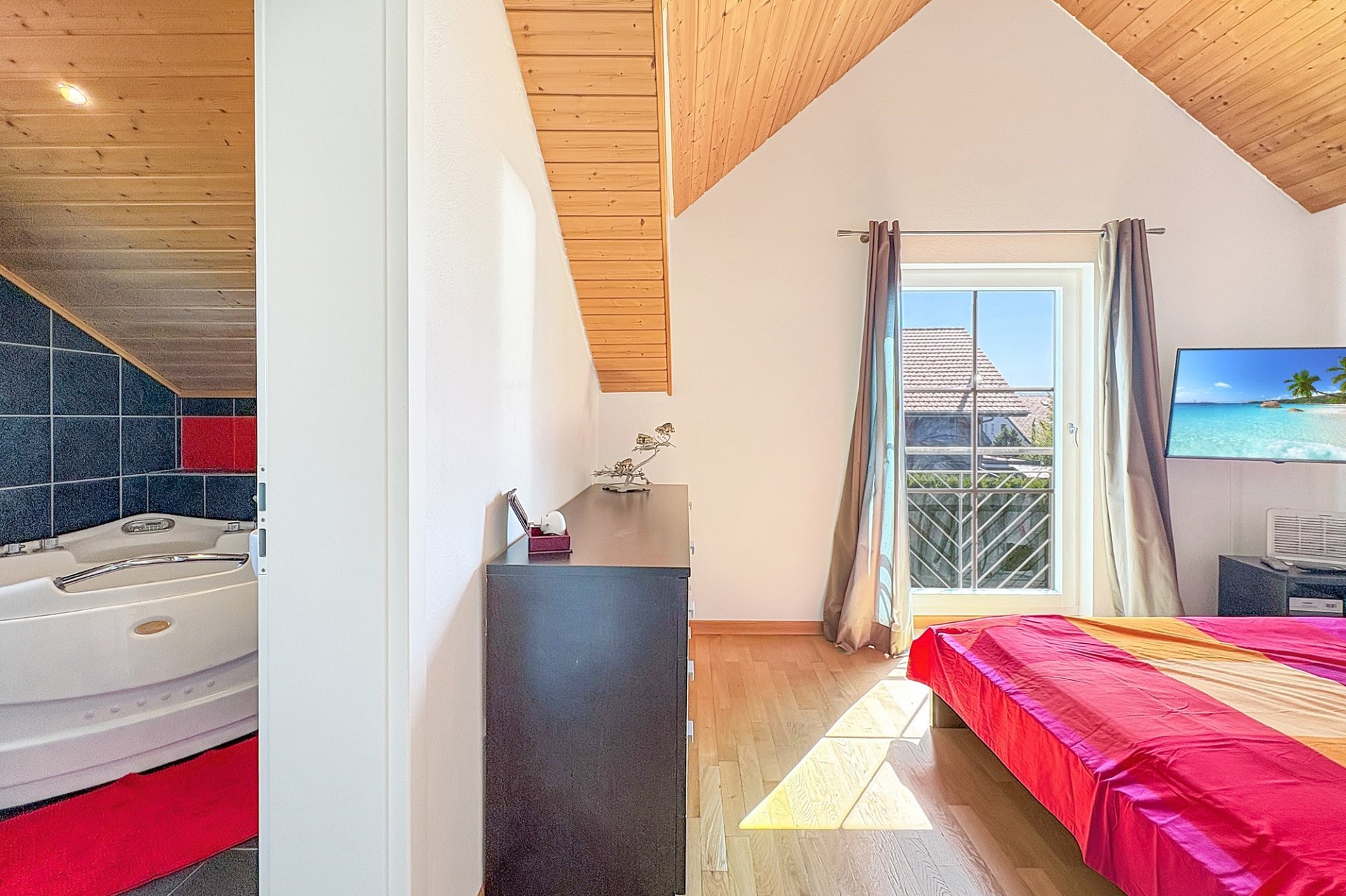 Helles Schlafzimmer mit angeschlossenem Badbereich