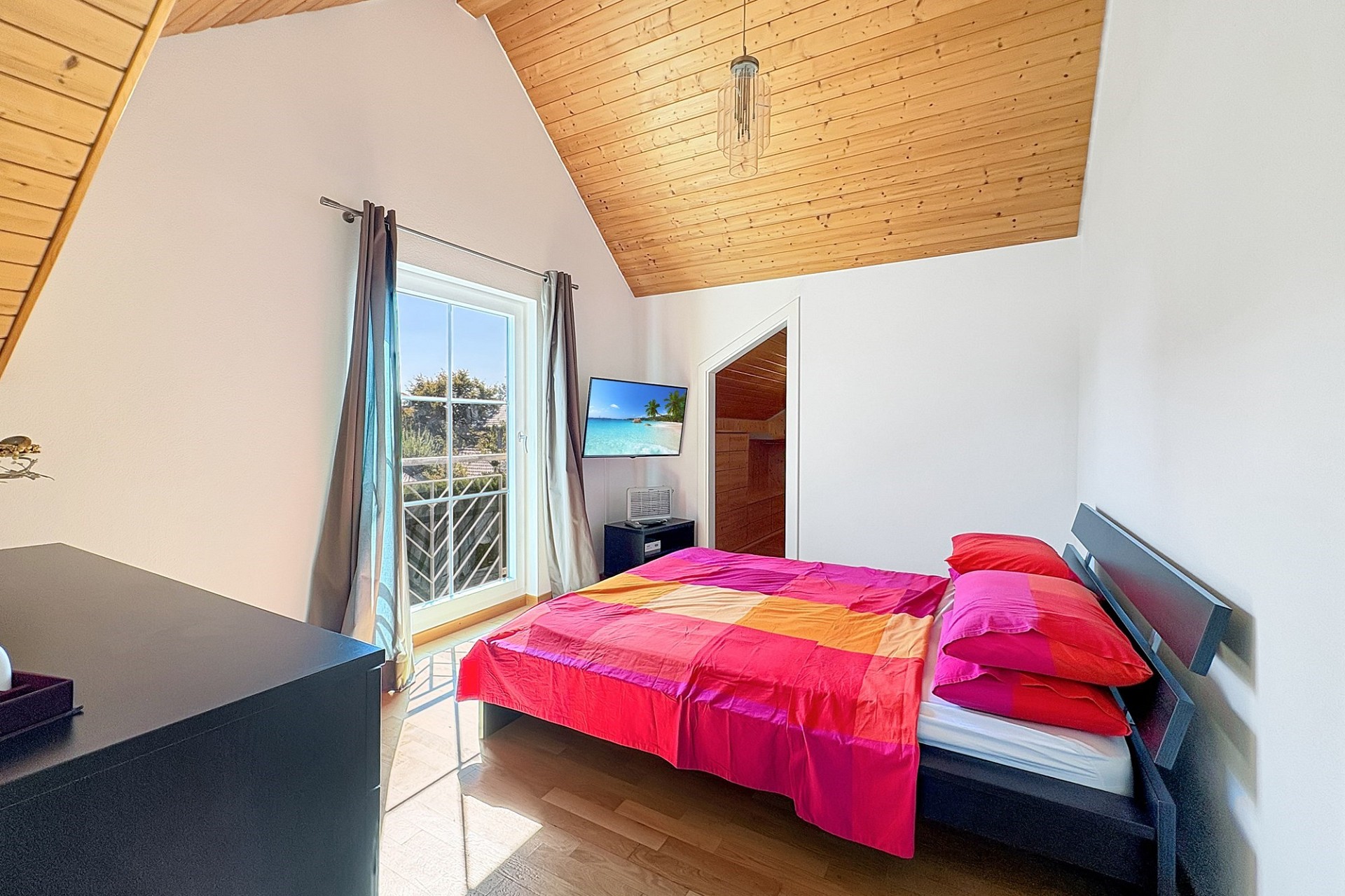 Helles Schlafzimmer mit Holzdecke