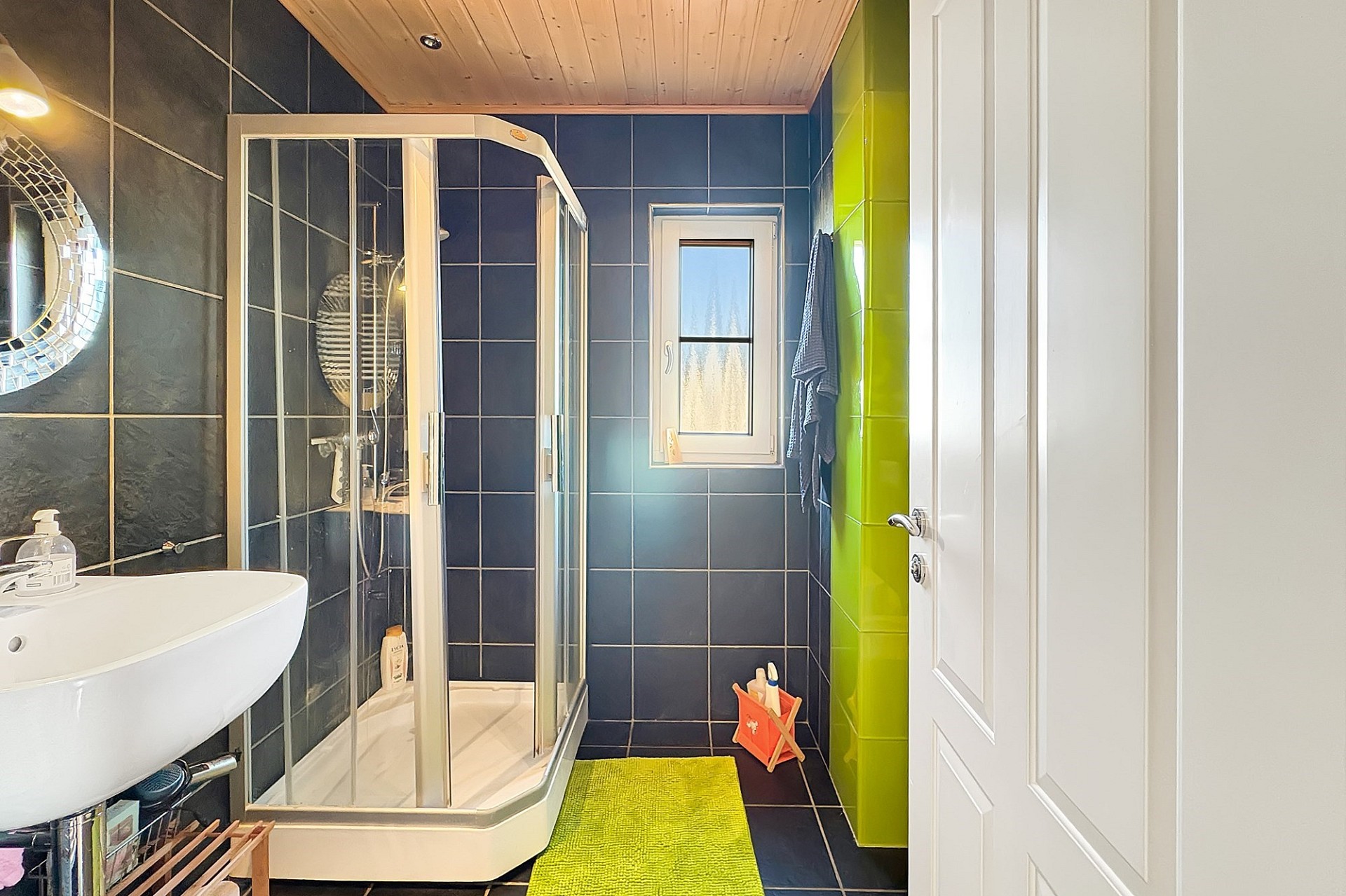 Modernes Badezimmer mit farbigen Fliesen und Dusche