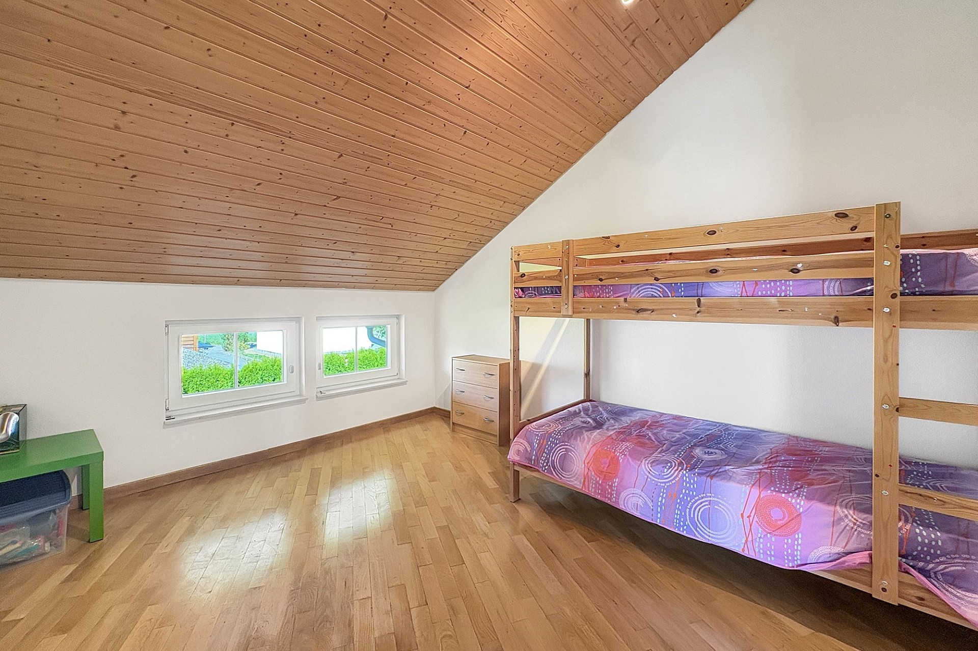 Helles Dachzimmer mit Etagenbett