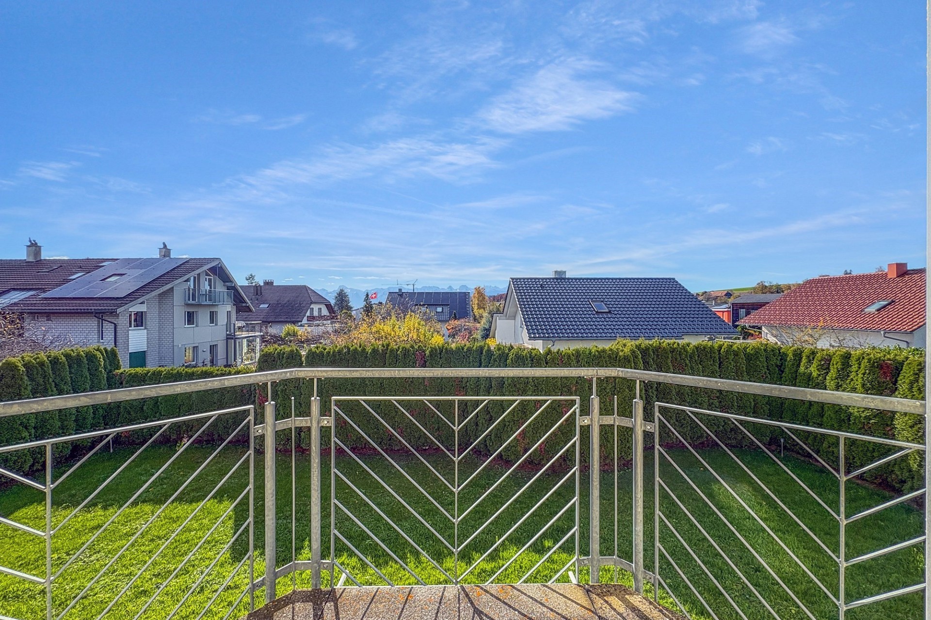 Balkon mit Weitblick über Wohngebiet
