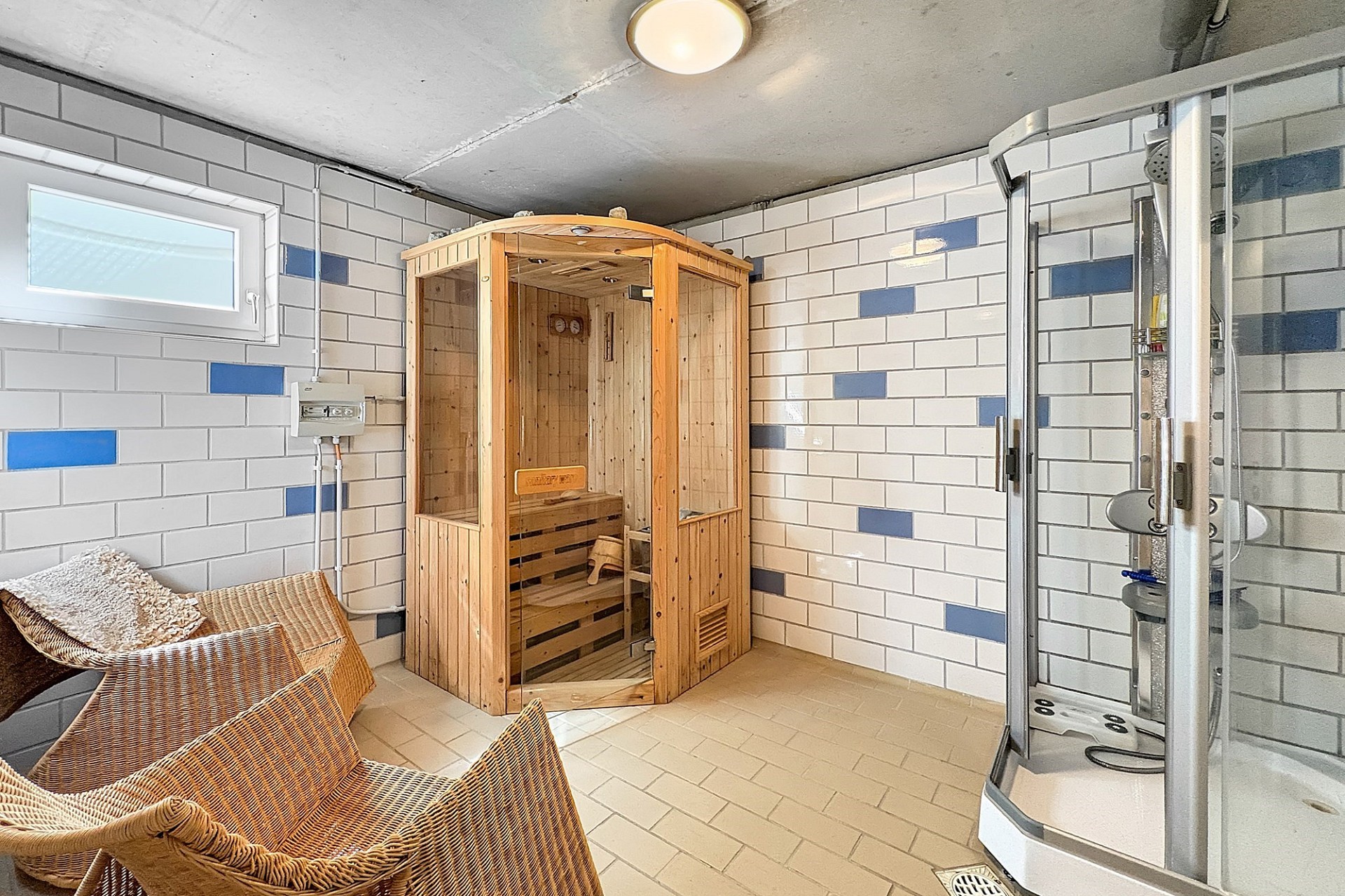 Saunaraum mit Dusche