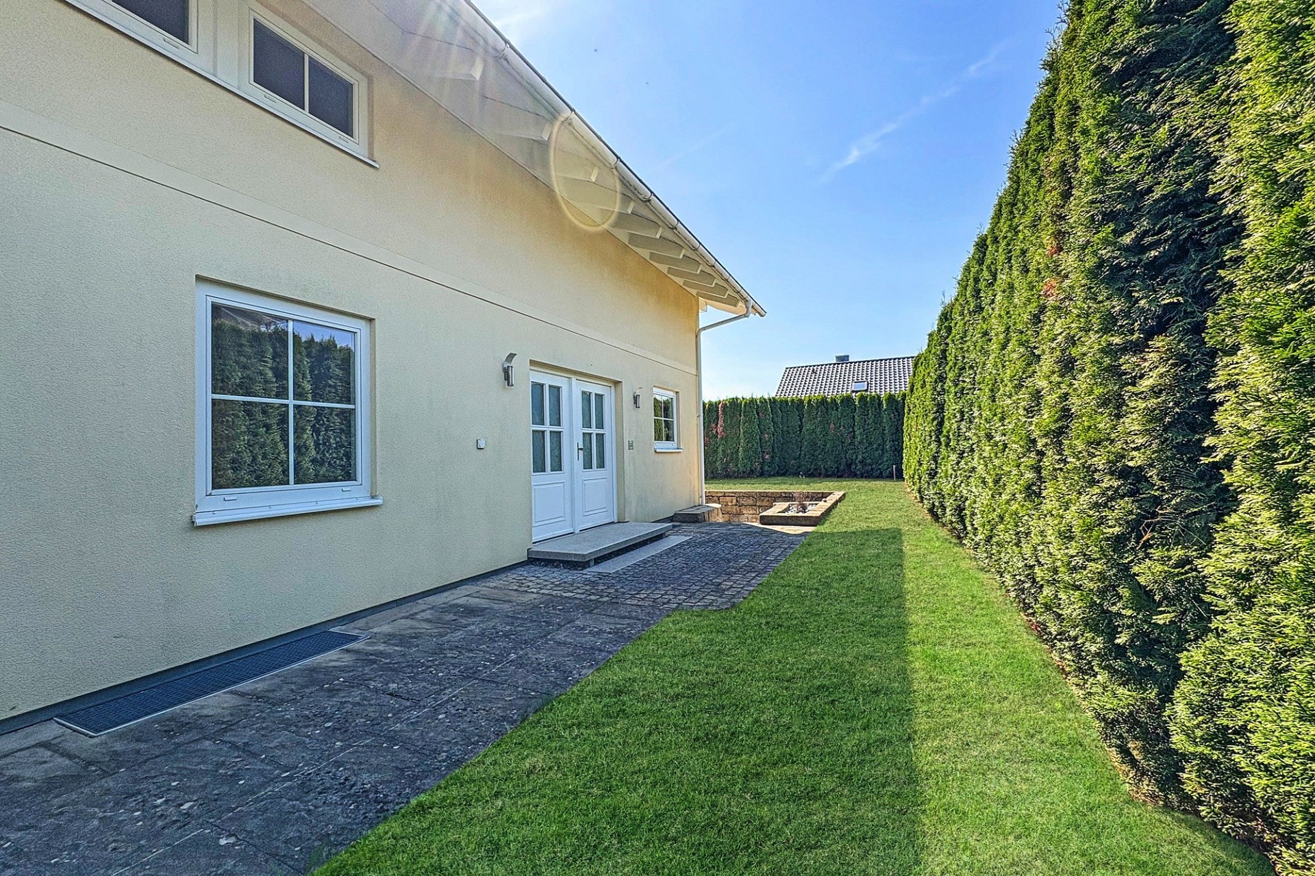 Hausgarten mit Fassade und Terrasse