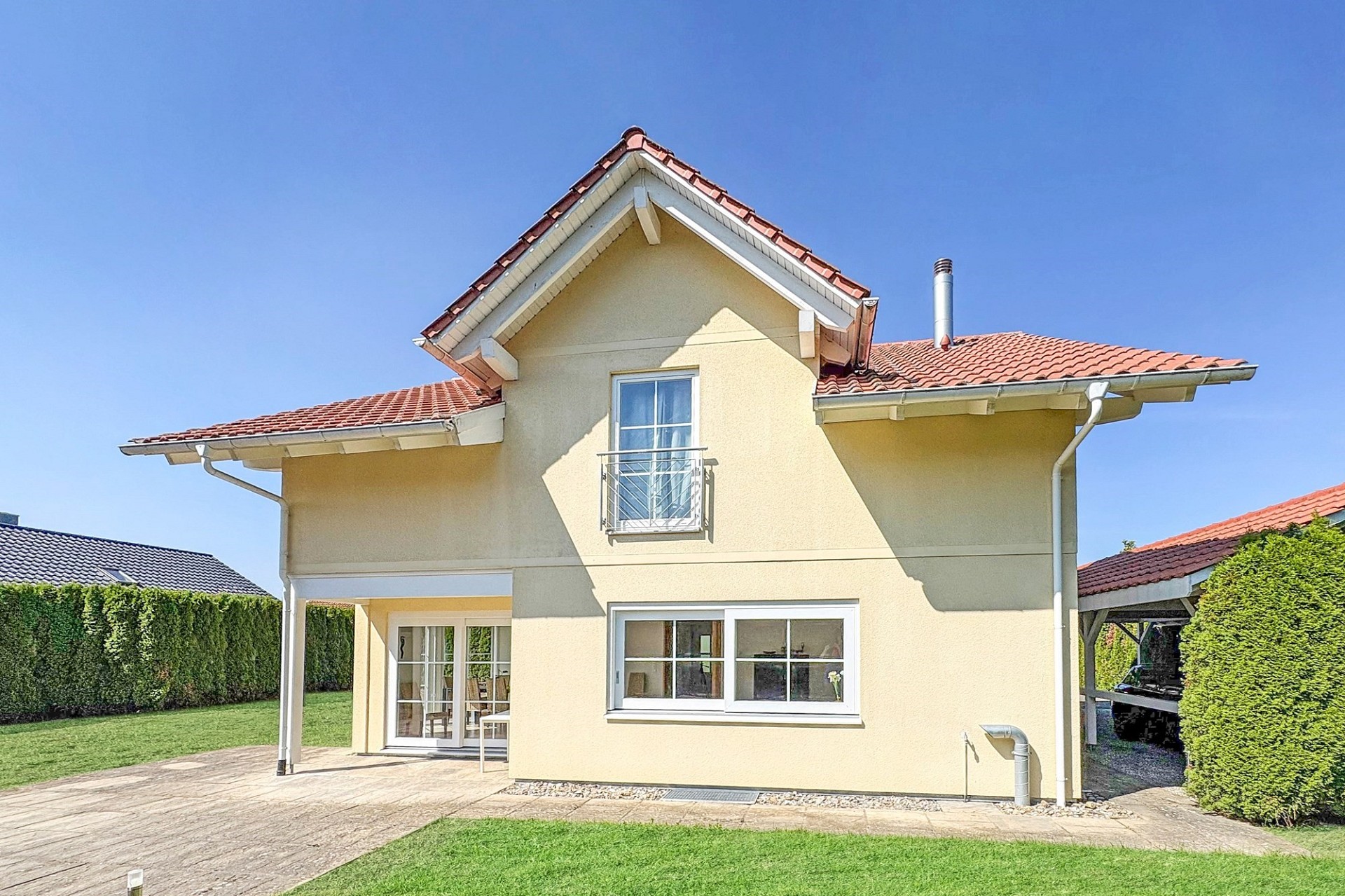 Einfamilienhaus mit Satteldach und Gartenansicht