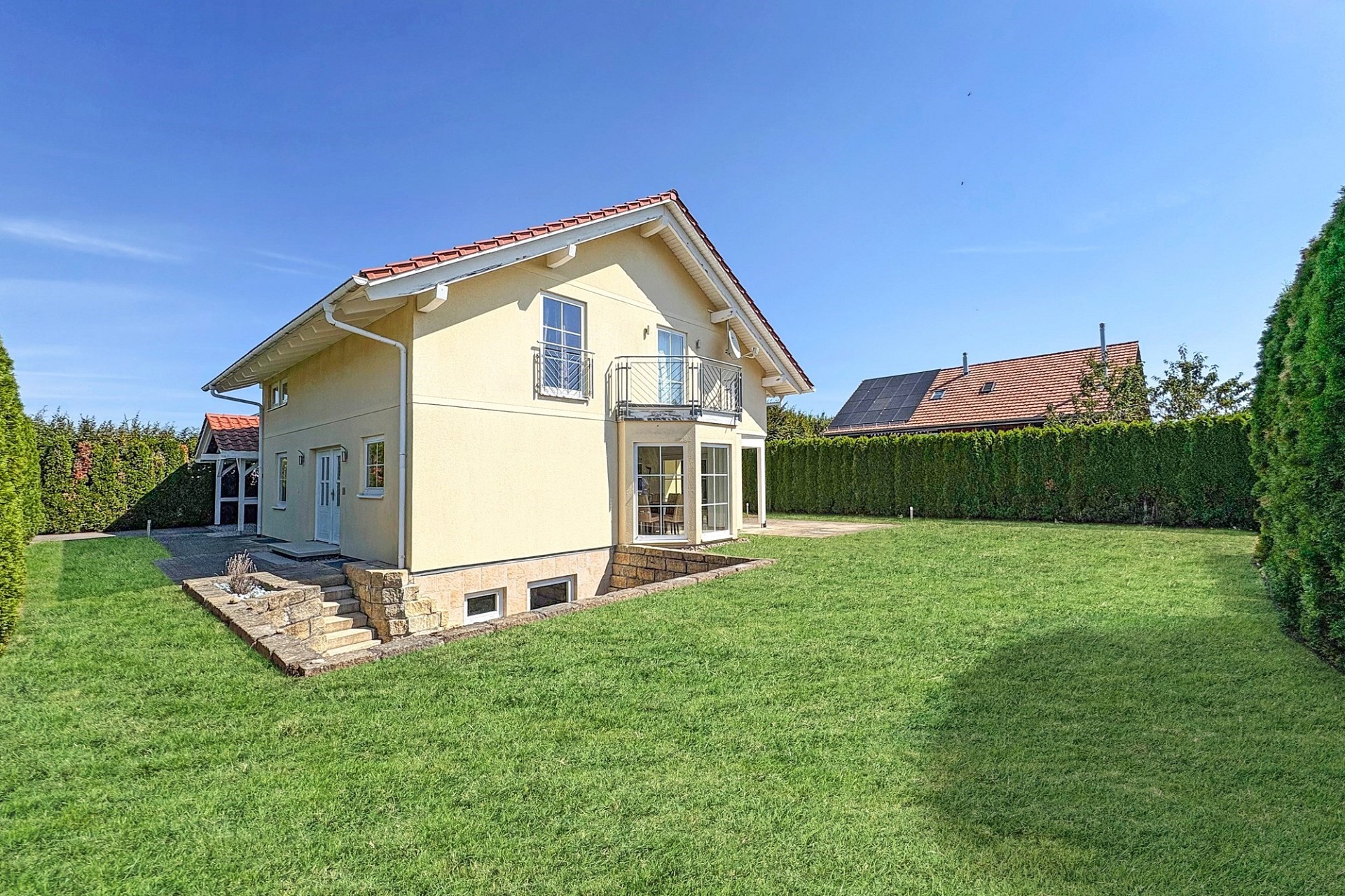 Einfamilienhaus mit großem Garten