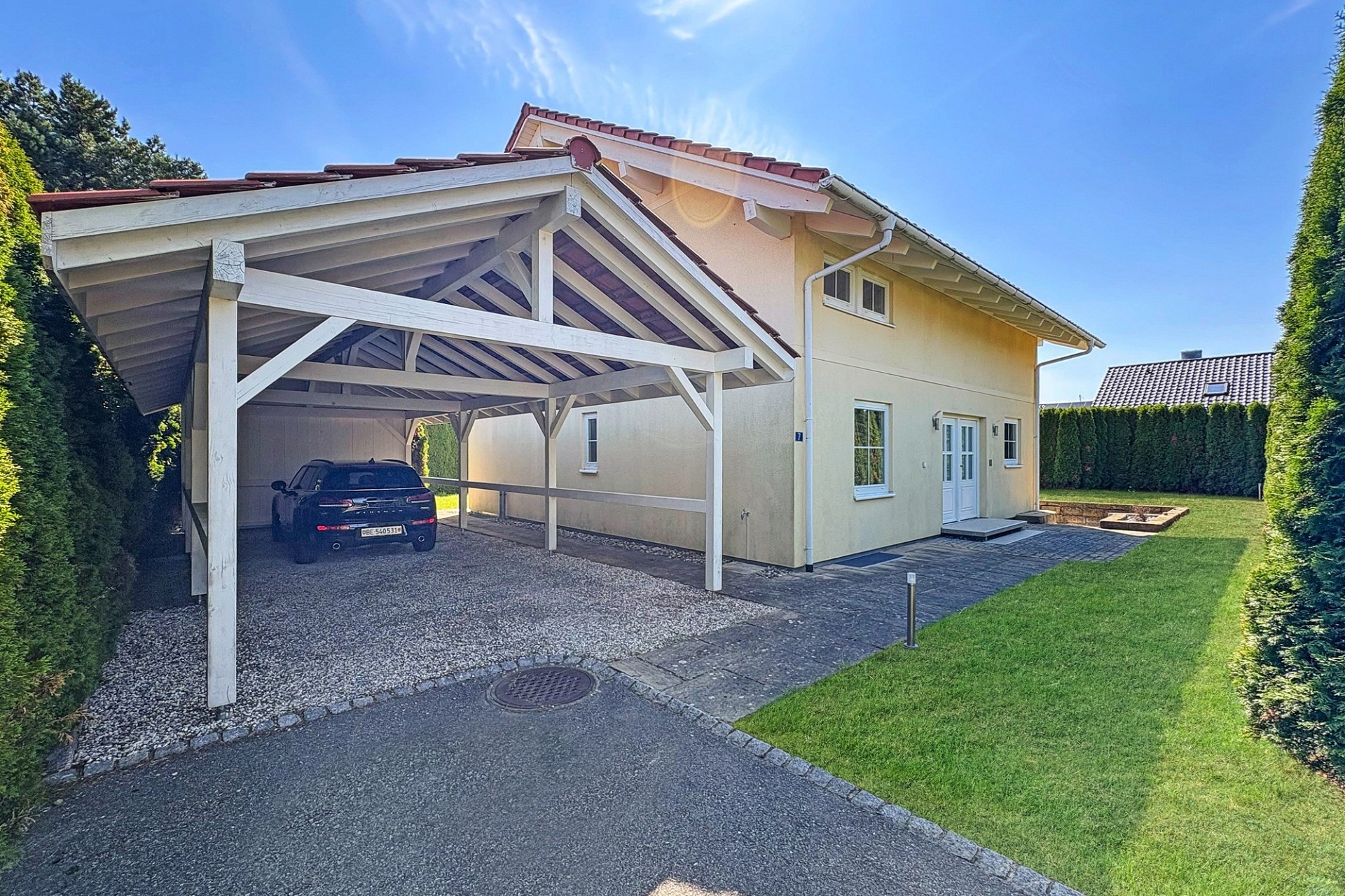 Einfamilienhaus mit Carport und gepflegtem Garten