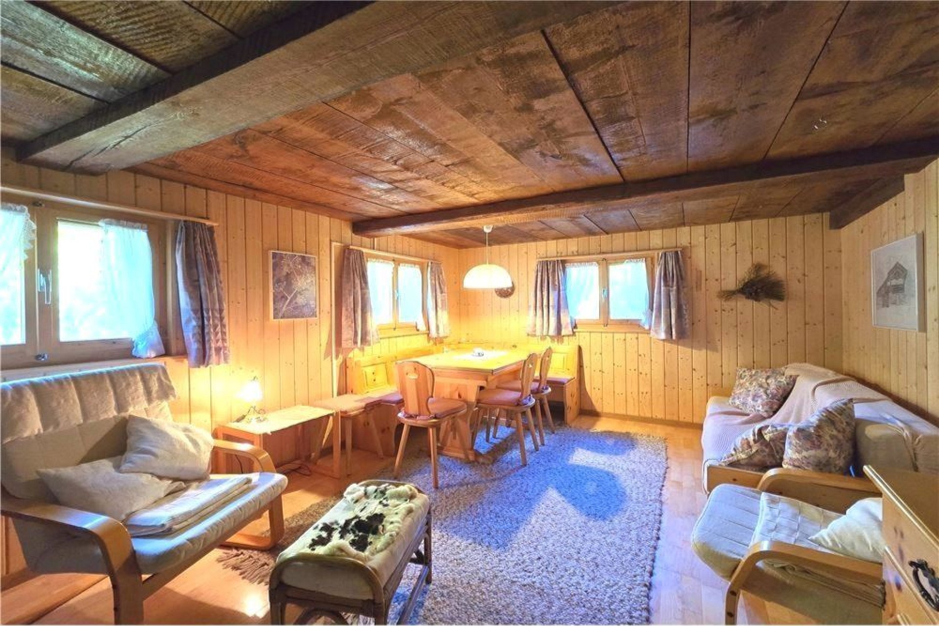 Gemütliches Holz-Wohnzimmer mit Essbereich